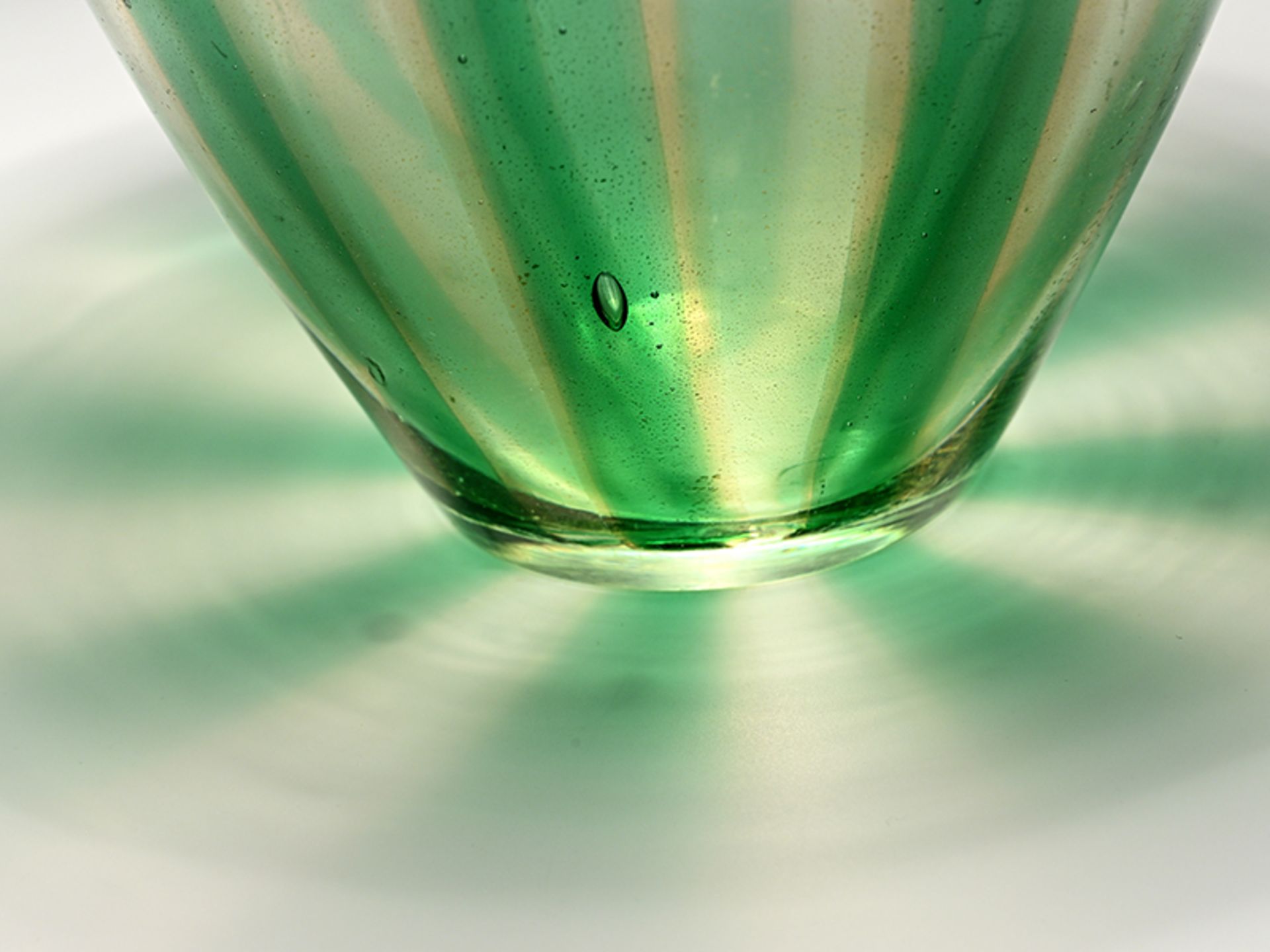 Vase mit grünem Streifendekor und Goldstaub, wohl Murano/Italien, Mitte 20. Jh. - Image 6 of 6