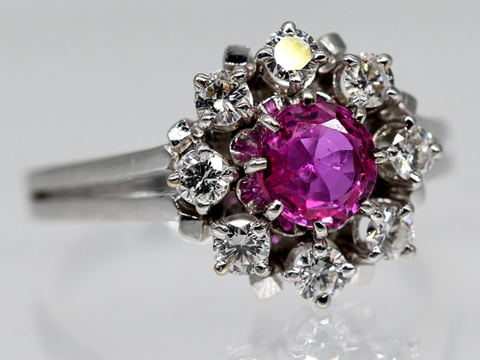 Ring mit Rubin ca. 0,4 ct und 8 Brillanten, zus. ca. 0,40 ct, 80- er Jahre.