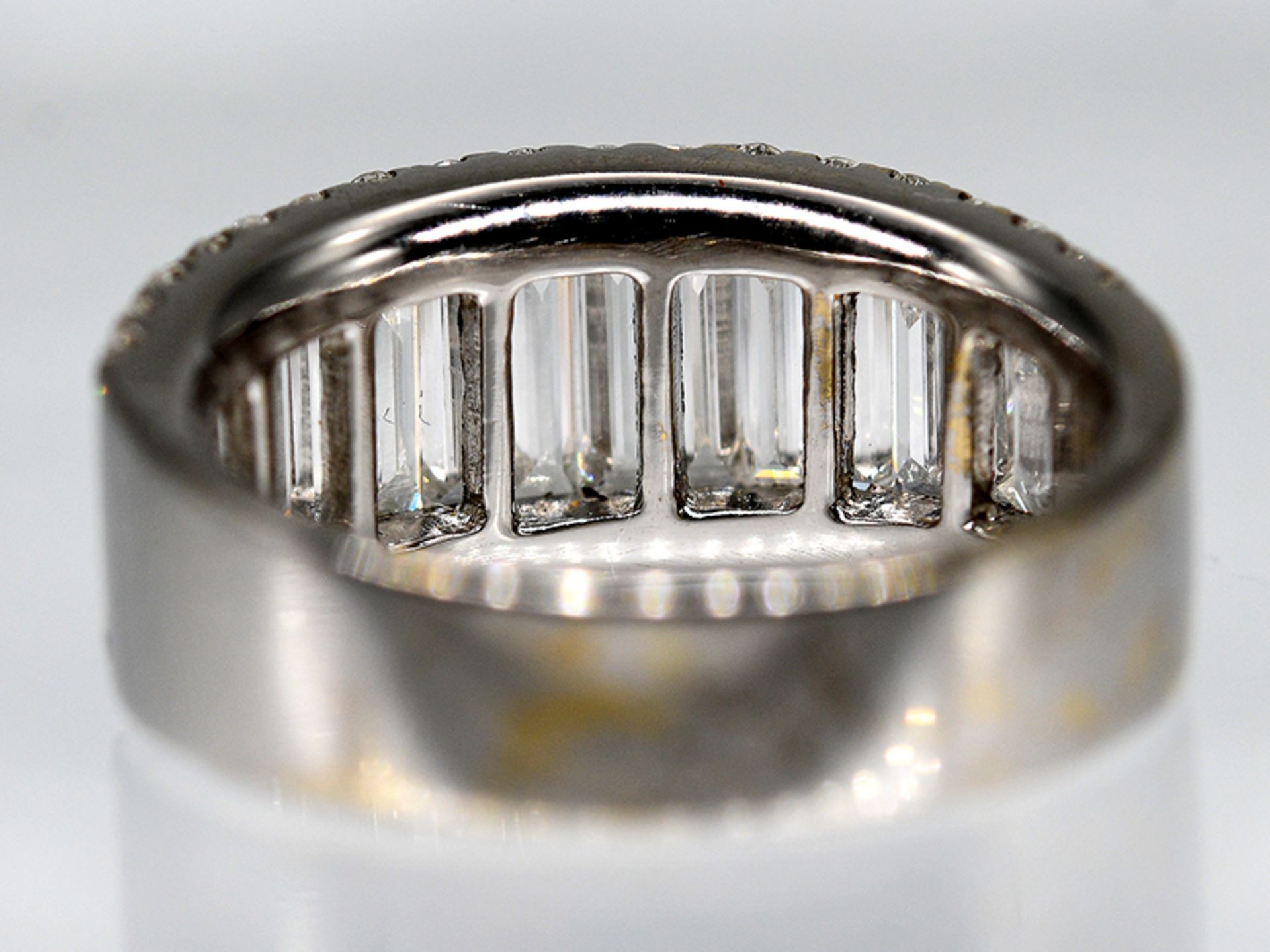 Ring mit Diamant-Baguettes und Brillanten, zus. 2,30 ct, Juwelier Cabochon, Hamburg 2015. - Bild 5 aus 6