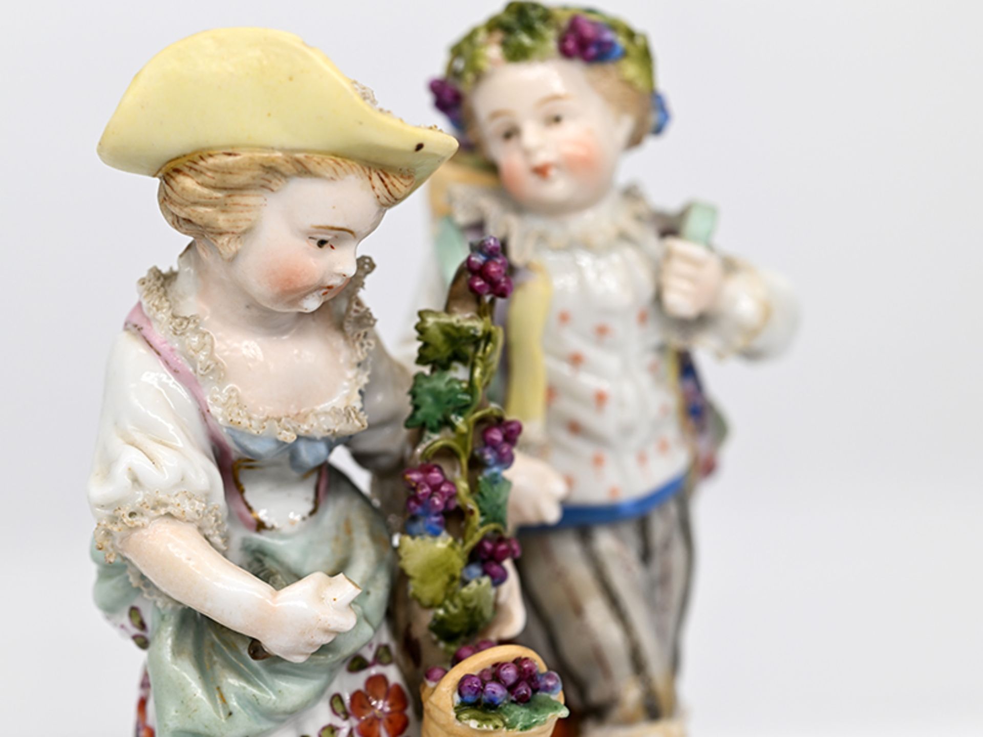 Paar Porzellanfiguren "Gärtnerkinder mit Weinreben", wohl Sitzendorf, 2. Hälfte 19. Jh. - Image 6 of 6