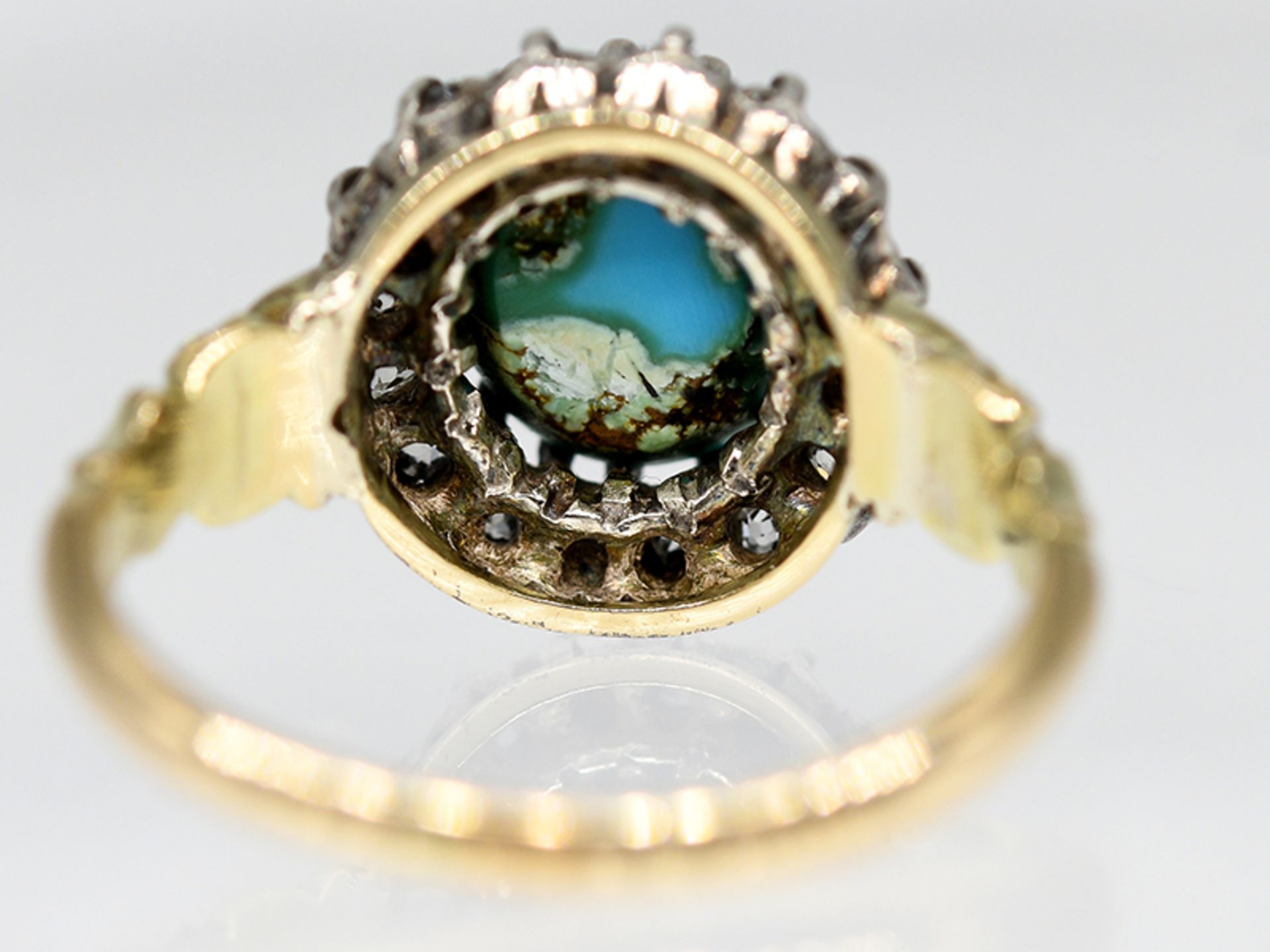 Ring mit Türkis-Cabochon und 12 Diamanten, zus. ca. 0,16 ct, England, um 1900. - Image 5 of 5