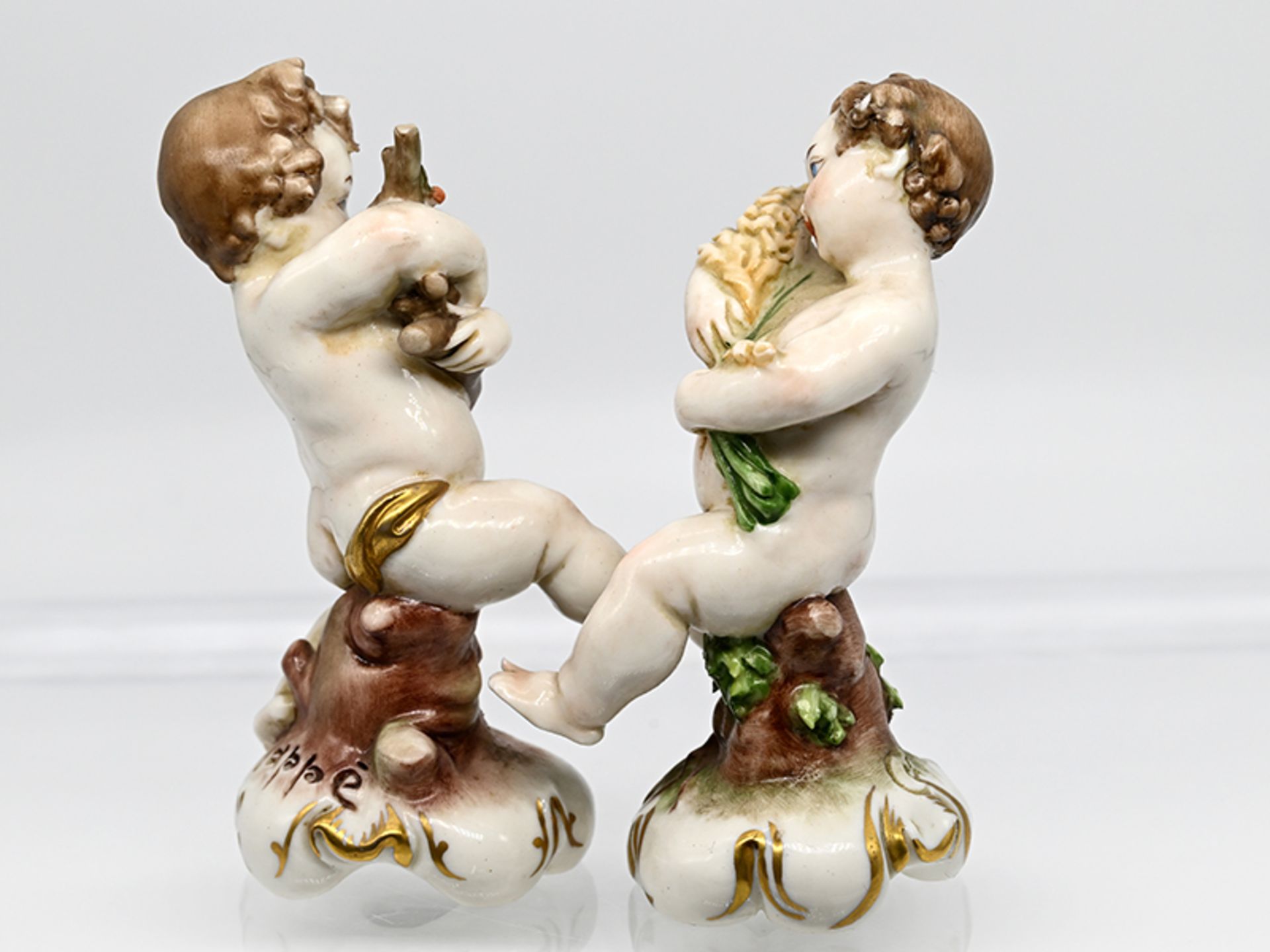 Paar Putto-Porzellanfiguren als Jahreszeiten-Allegorien, Entwurf v. Giuseppe Cappé, Capodimonte, Nea - Bild 3 aus 5