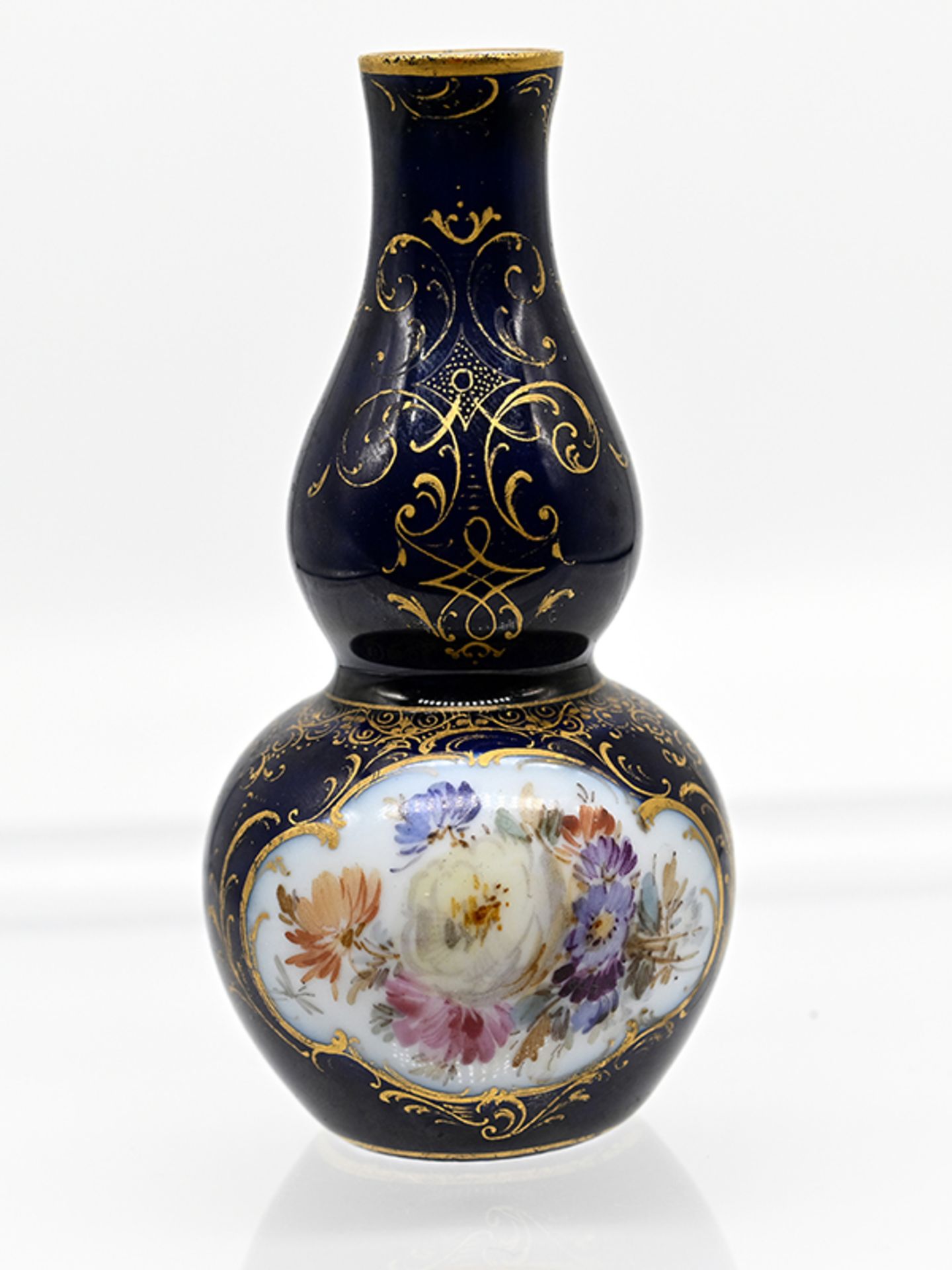 Miniatur-Kürbisvase, kobaltblau mit Watteau- u. Floralmalerei, Meissen, Ende 19. Jh.