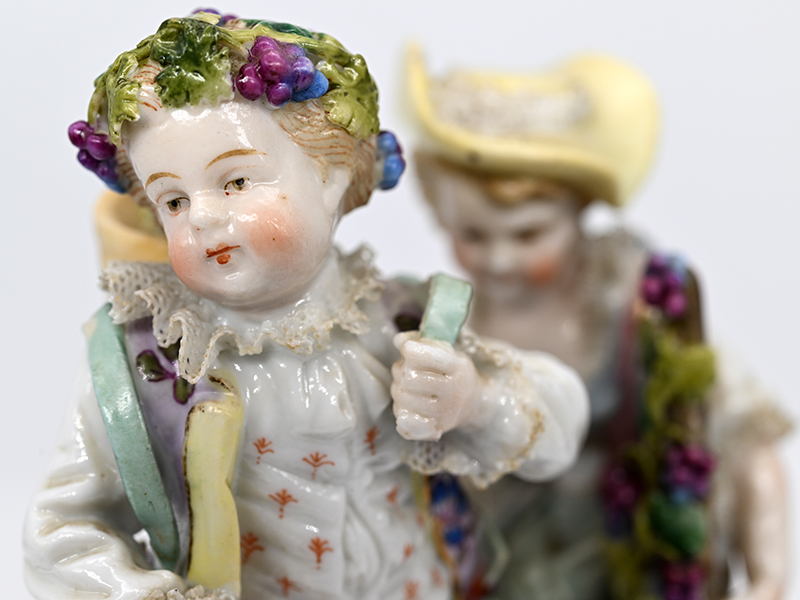 Paar Porzellanfiguren "Gärtnerkinder mit Weinreben", wohl Sitzendorf, 2. Hälfte 19. Jh. - Image 4 of 6