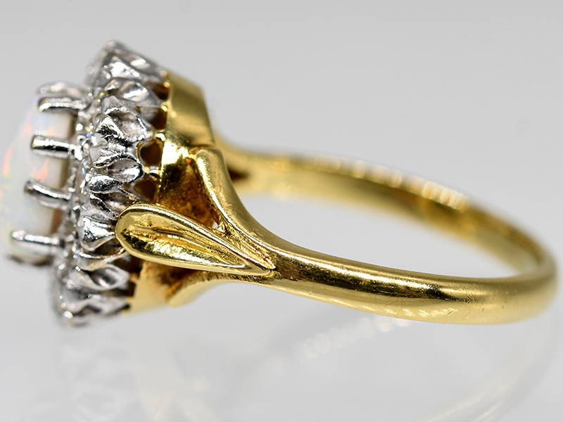 Ring mit Opal-Cabochon ca. 0,8 ct und 10 Altschliff-Diamanten, zus.ca. 0,70 ct, England, um 1900. - Image 3 of 4