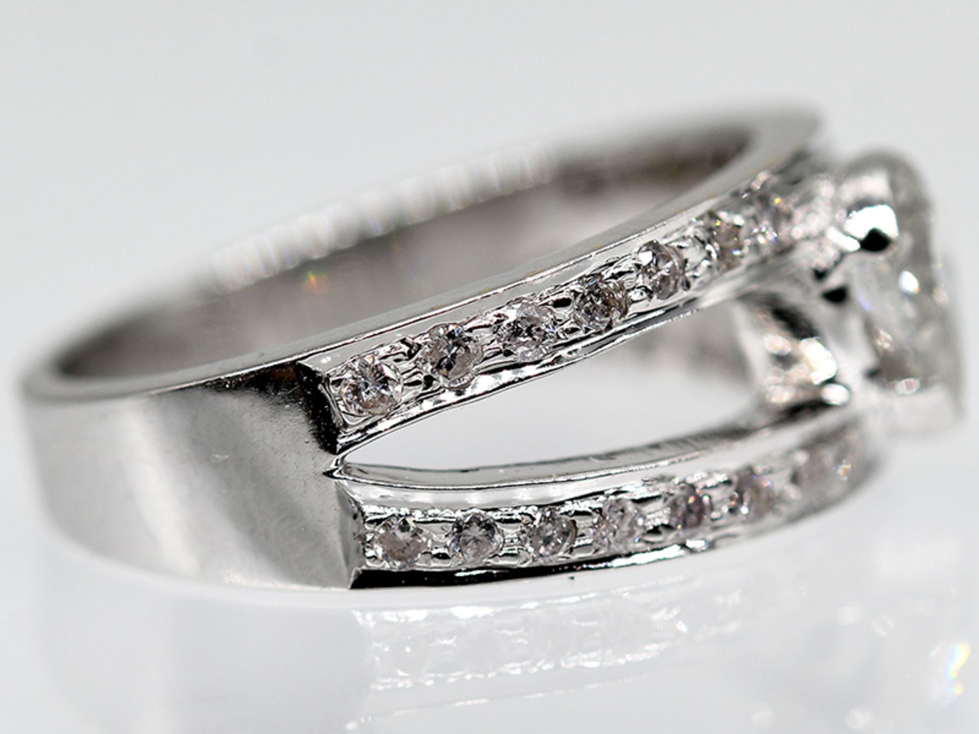 Ring mit Diamant 0,50 ct und Brillanten 0,38 ct, 21. Jh. - Bild 2 aus 5