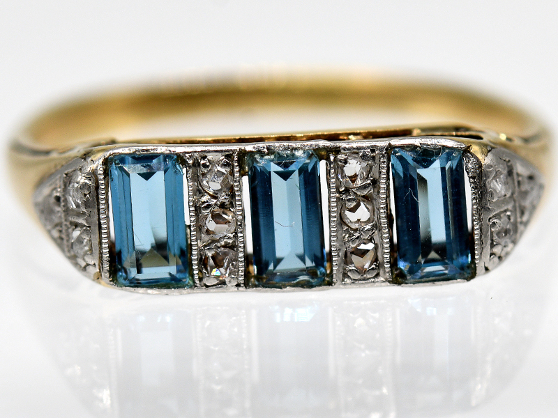 Ring mit wohl 3 Aquamarinen und kleinen Diamantrosen, England, um 1900.