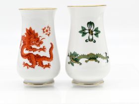 Paar kleinere Vasen mit verschiedenen Drachendekoren, Meissen, 20. Jh.