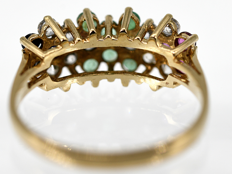 Ring mit 3 Saphiren, 3 Rubinen, 6 Smaragden und 10 farblosen Farbsteinen, England 1. Hälfte 20. Jh. - Image 3 of 3