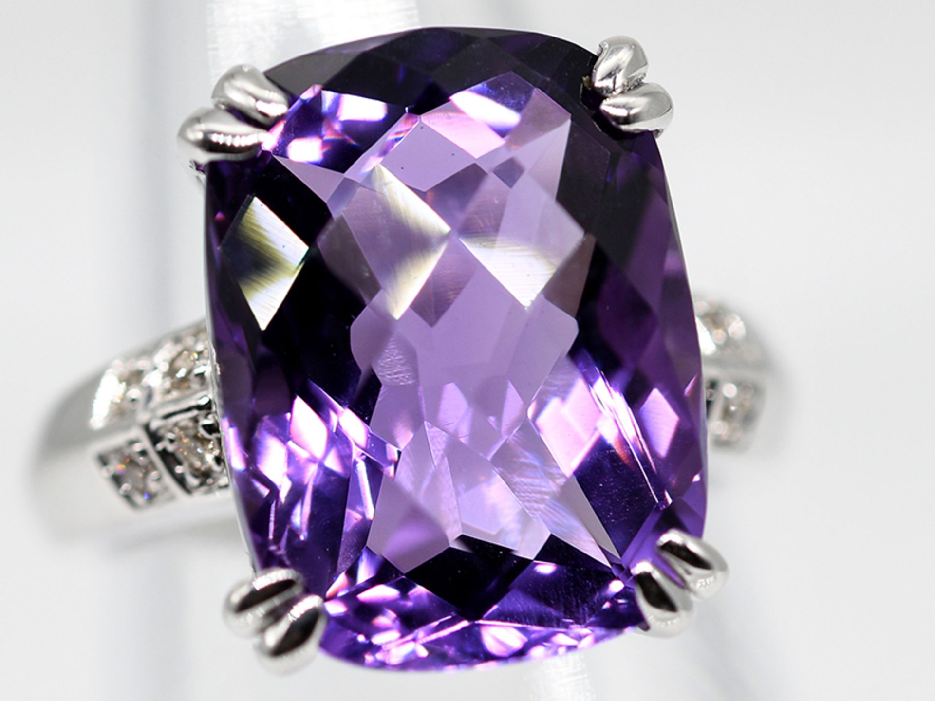 Ring mit Amethyst und kleinen Achtkant-Diamanten, 21. Jh. - Bild 2 aus 4