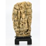 Buddhistische Speckstein-Figuren-Stele, China, wohl späte Ming-/frühe Qing-Zeit (17./18. Jh.).