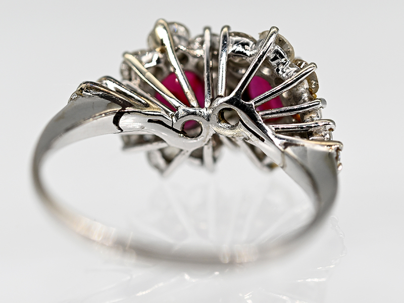 Ring "Toi et Moi" mit hochfeinen Rubinen, zus. ca. 1,10 ct und Brillanten, zus. ca. 1,23 ct, Juwelie - Image 3 of 3
