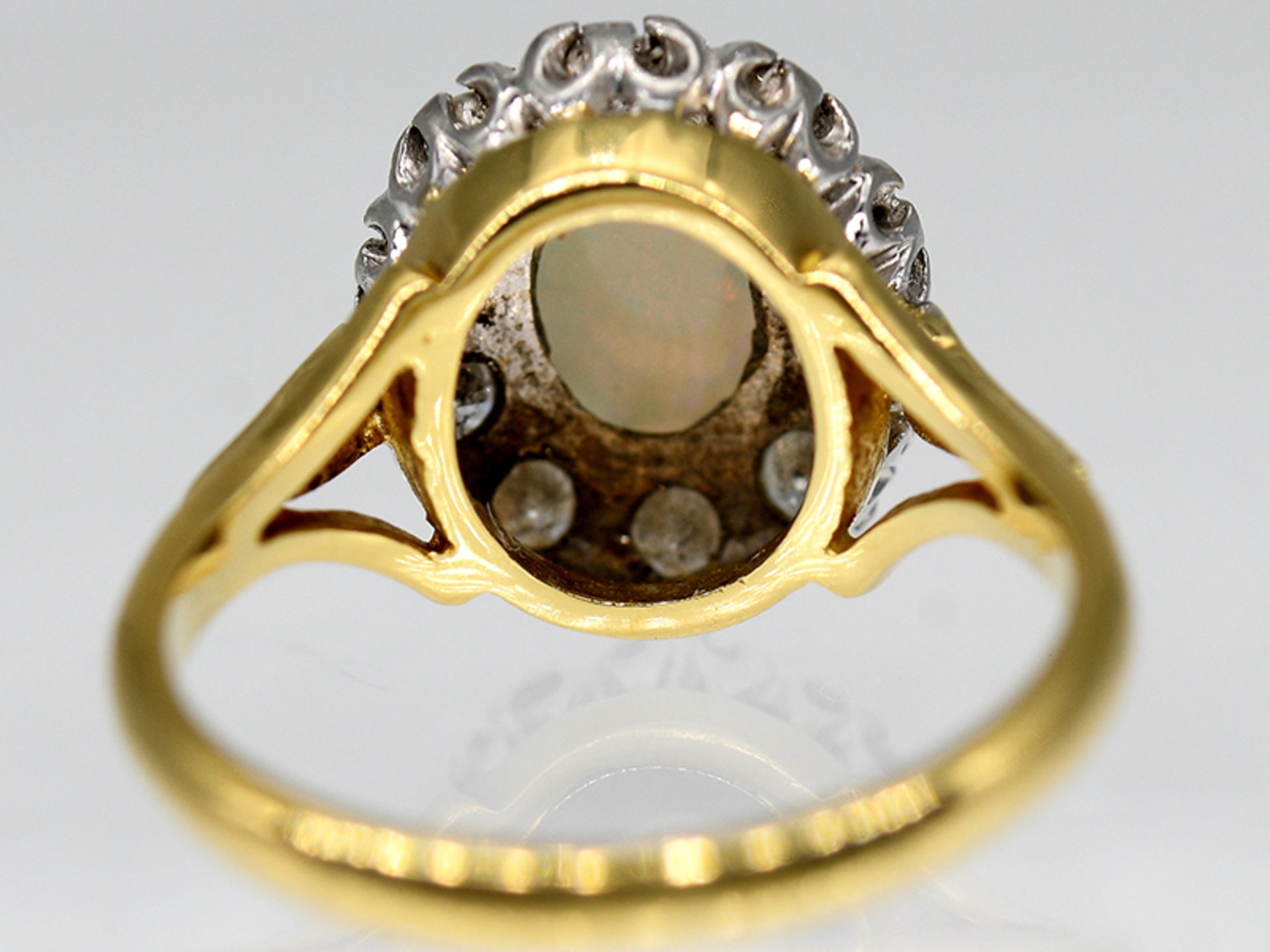 Ring mit Opal-Cabochon ca. 0,8 ct und 10 Altschliff-Diamanten, zus.ca. 0,70 ct, England, um 1900. - Bild 4 aus 4