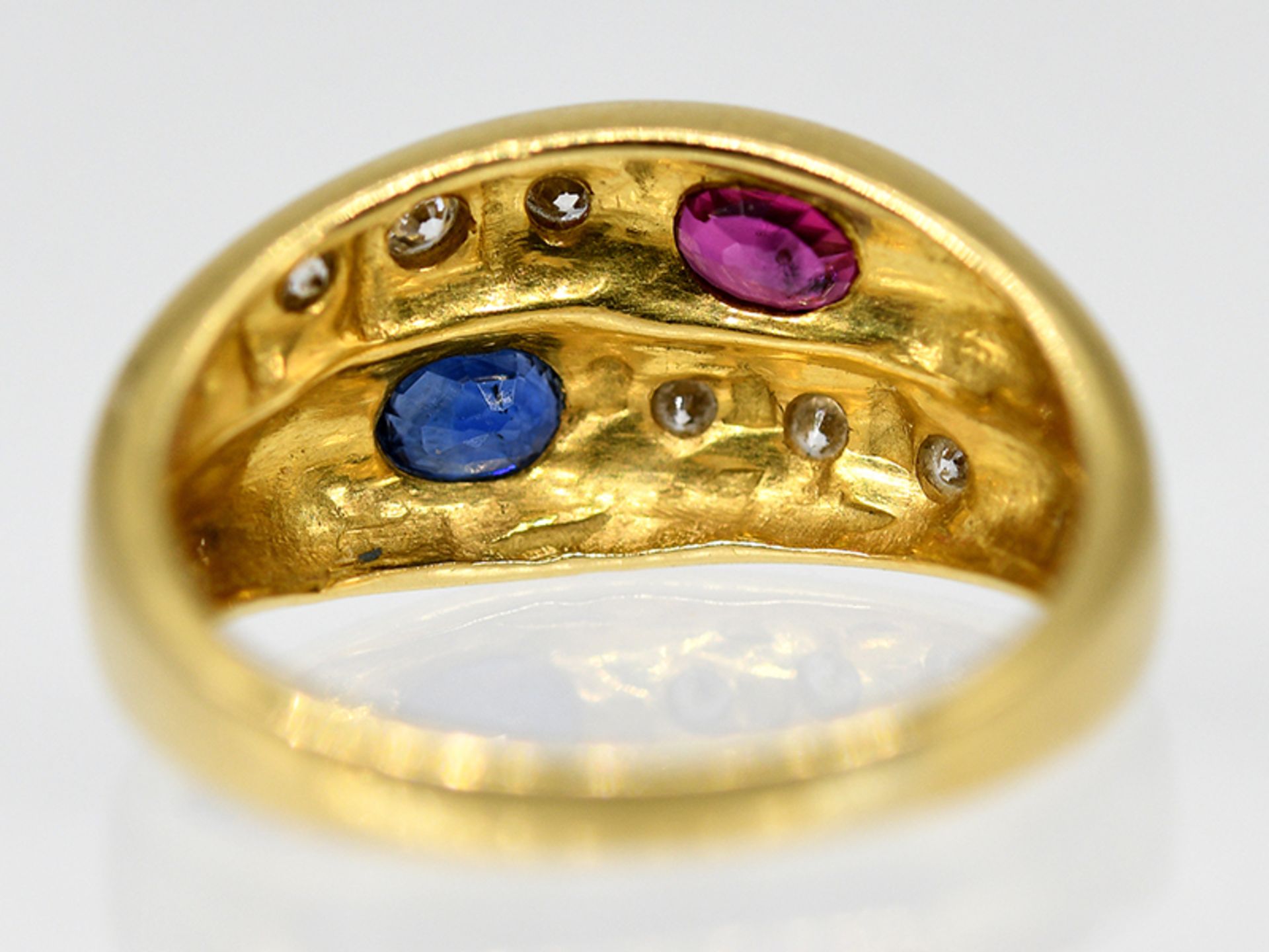 Bandring mit Saphir, Rubin und 6 kleinen Diamanten, zus. ca. 0,06 ct, 90-er Jahre. - Bild 4 aus 4