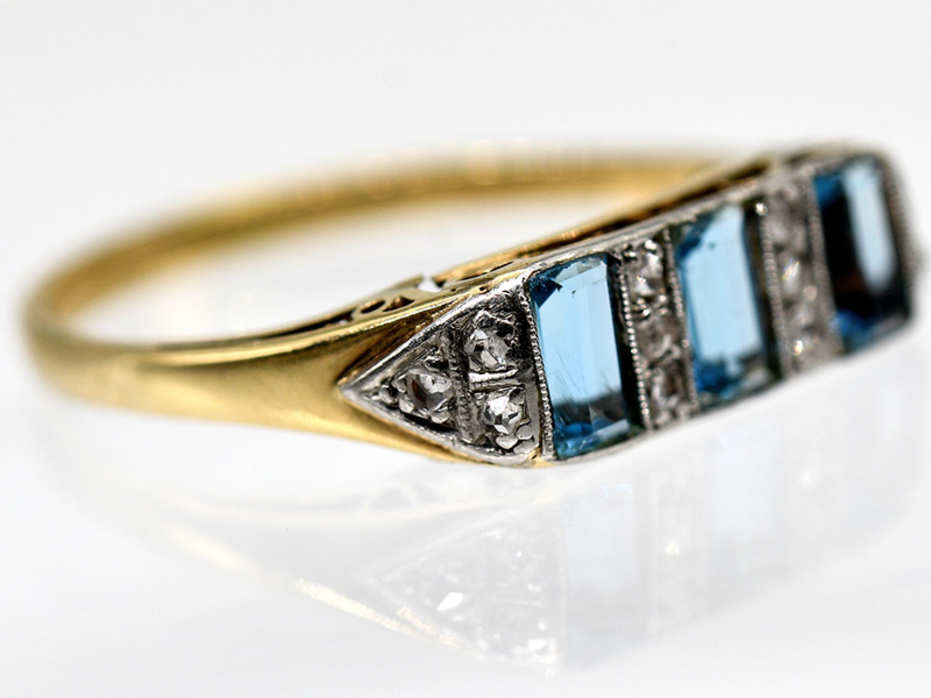 Ring mit wohl 3 Aquamarinen und kleinen Diamantrosen, England, um 1900. - Bild 2 aus 4