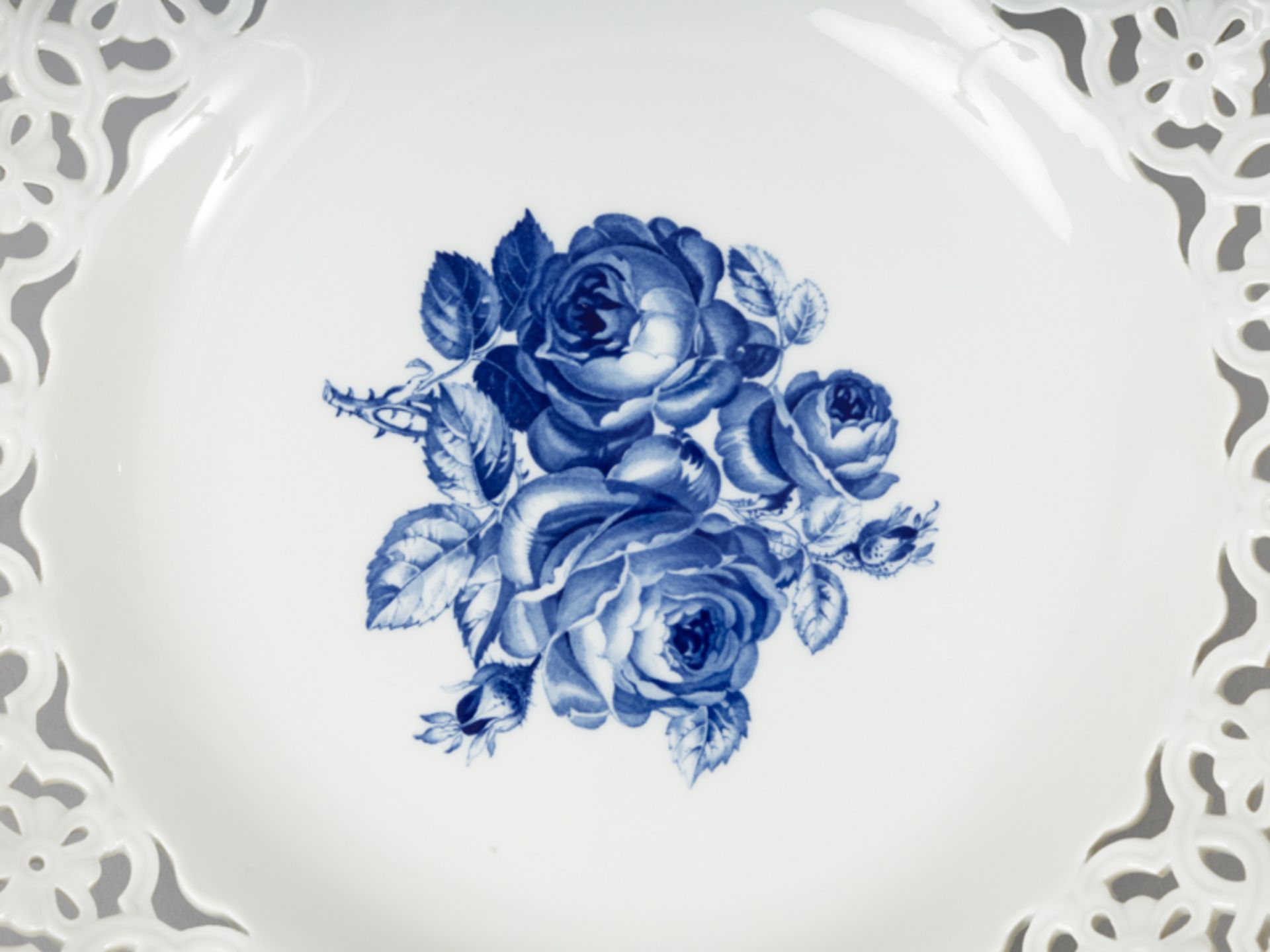 Prunkteller, Blaue Blume, Meissen, 20.Jh. - Image 2 of 3