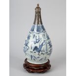 Kraak Flaschenvase mit Silbermontierung und hölzernem Stand, China, Wan-Li-Periode 1573-1619.