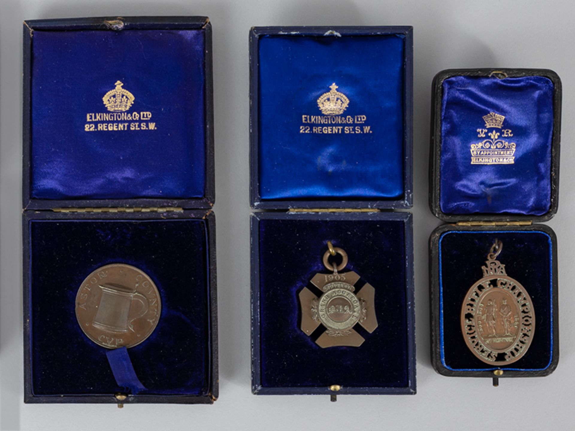 3 verschiedene englische Medaillen von 1860 und Orden von 1905.