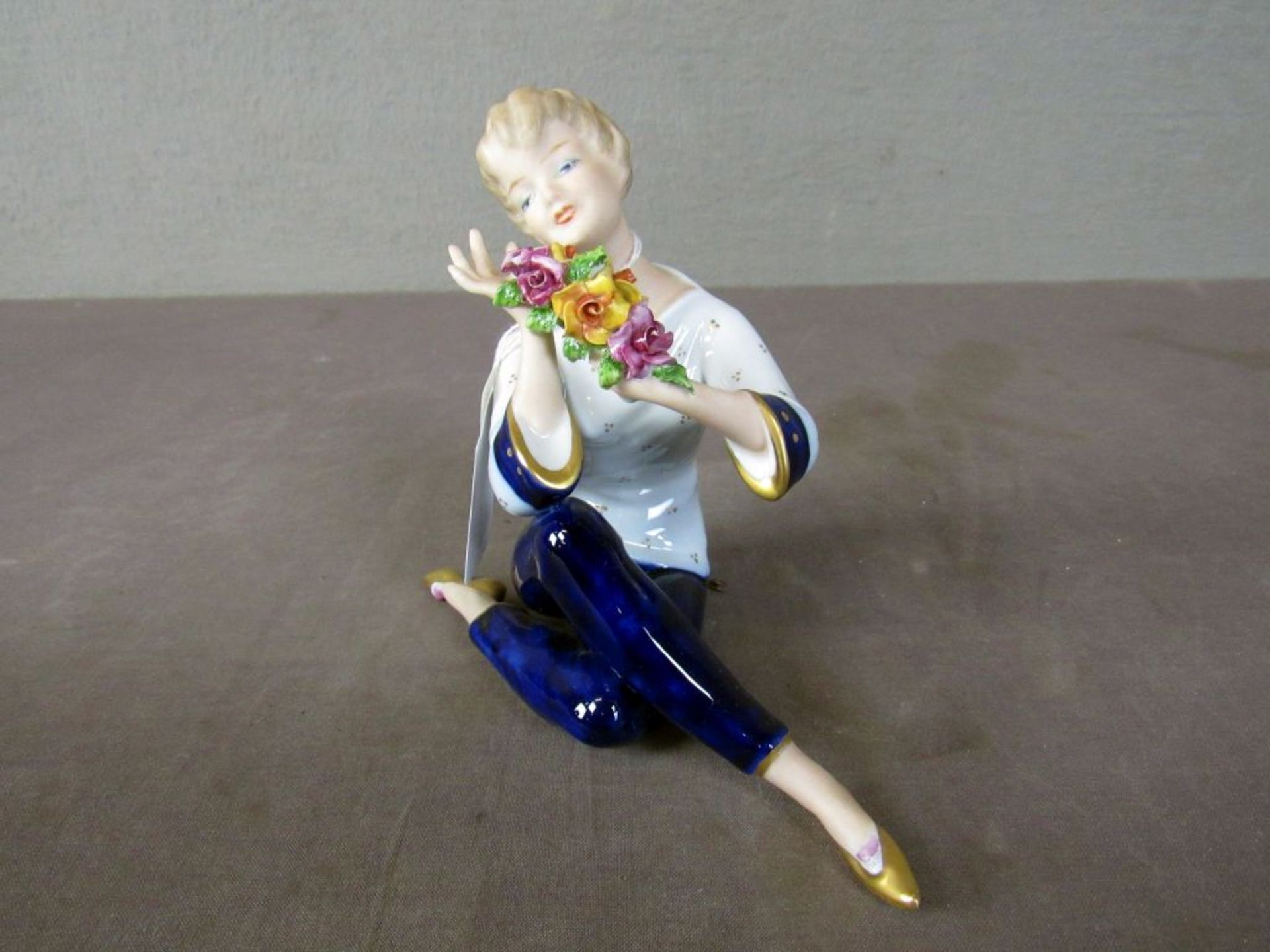 Porzellanfigur sitzende Frau mit