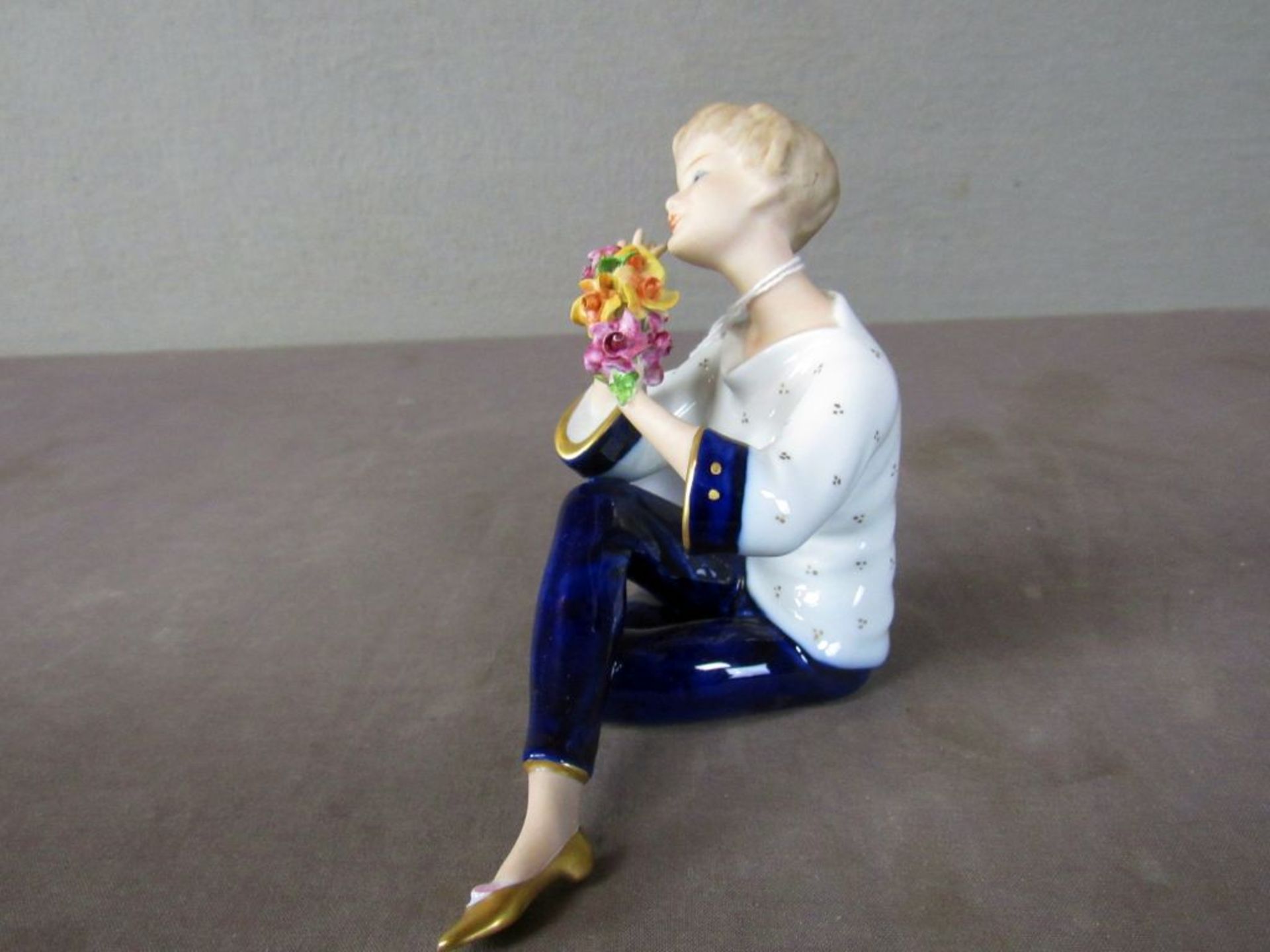 Porzellanfigur sitzende Frau mit - Image 4 of 7