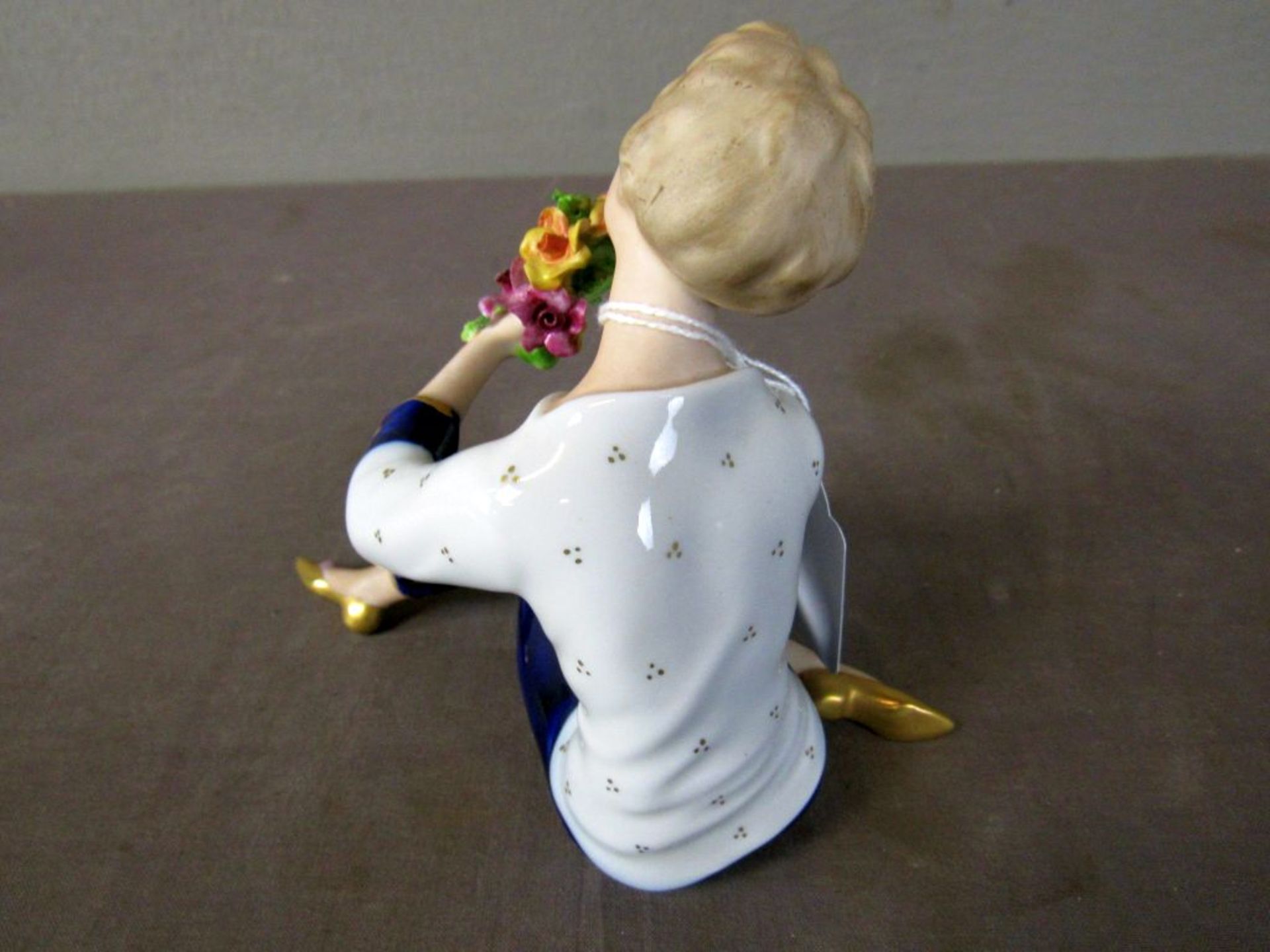 Porzellanfigur sitzende Frau mit - Bild 5 aus 7