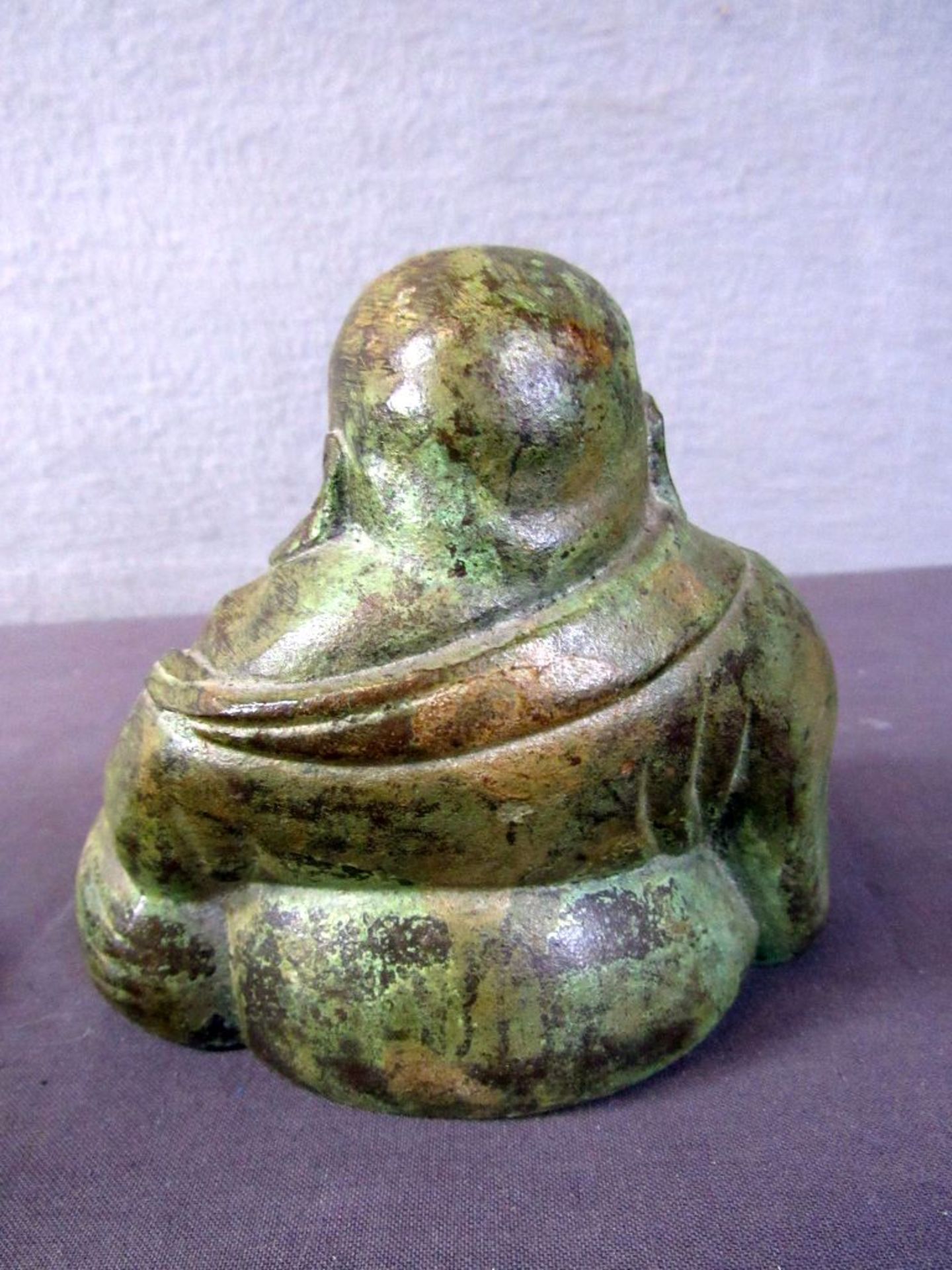 Bronzebuddha auf Holzsockel 14,5cm - Bild 6 aus 6