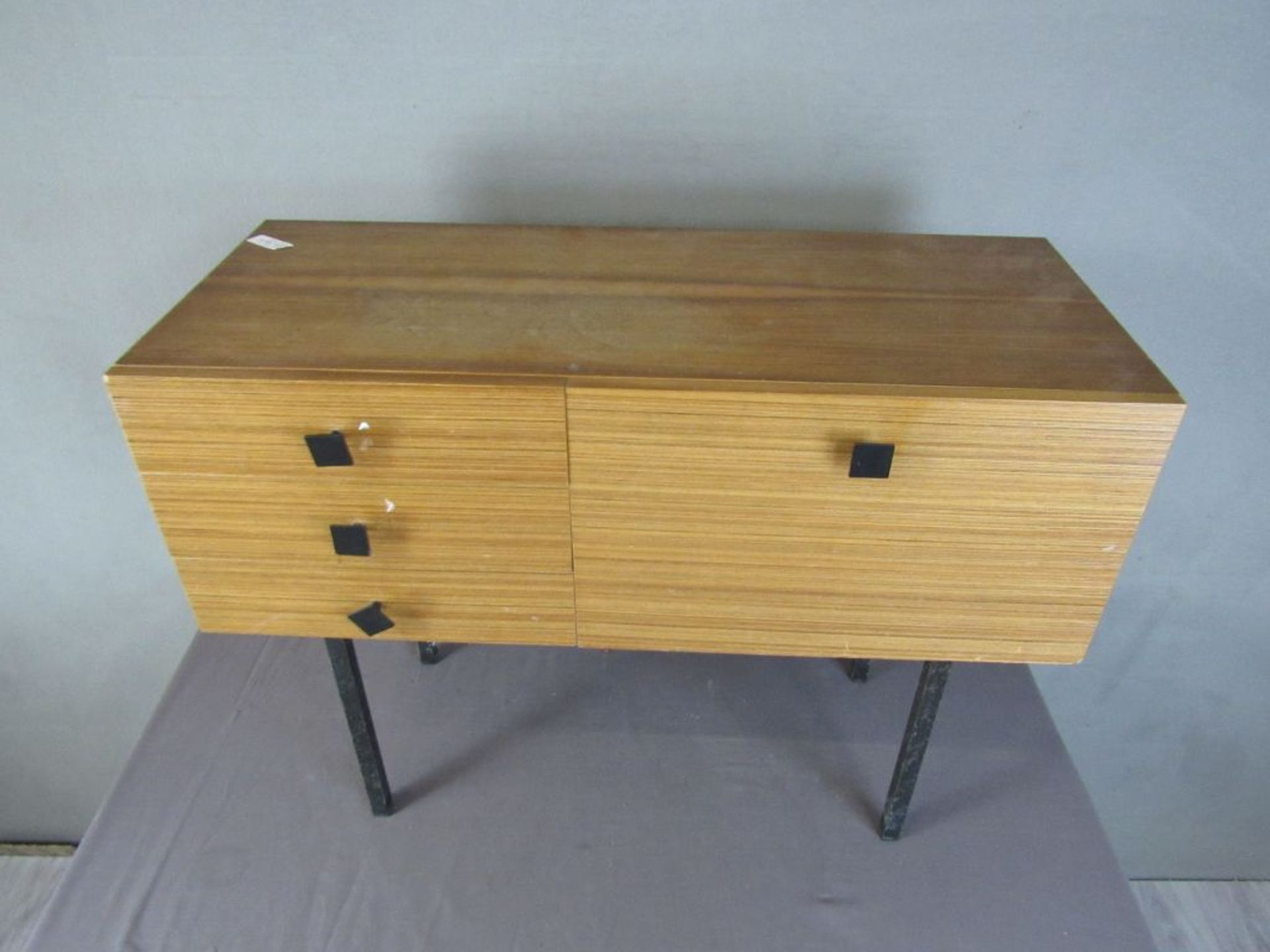 Kleines Sideboard 60er Jahre auf - Bild 2 aus 7