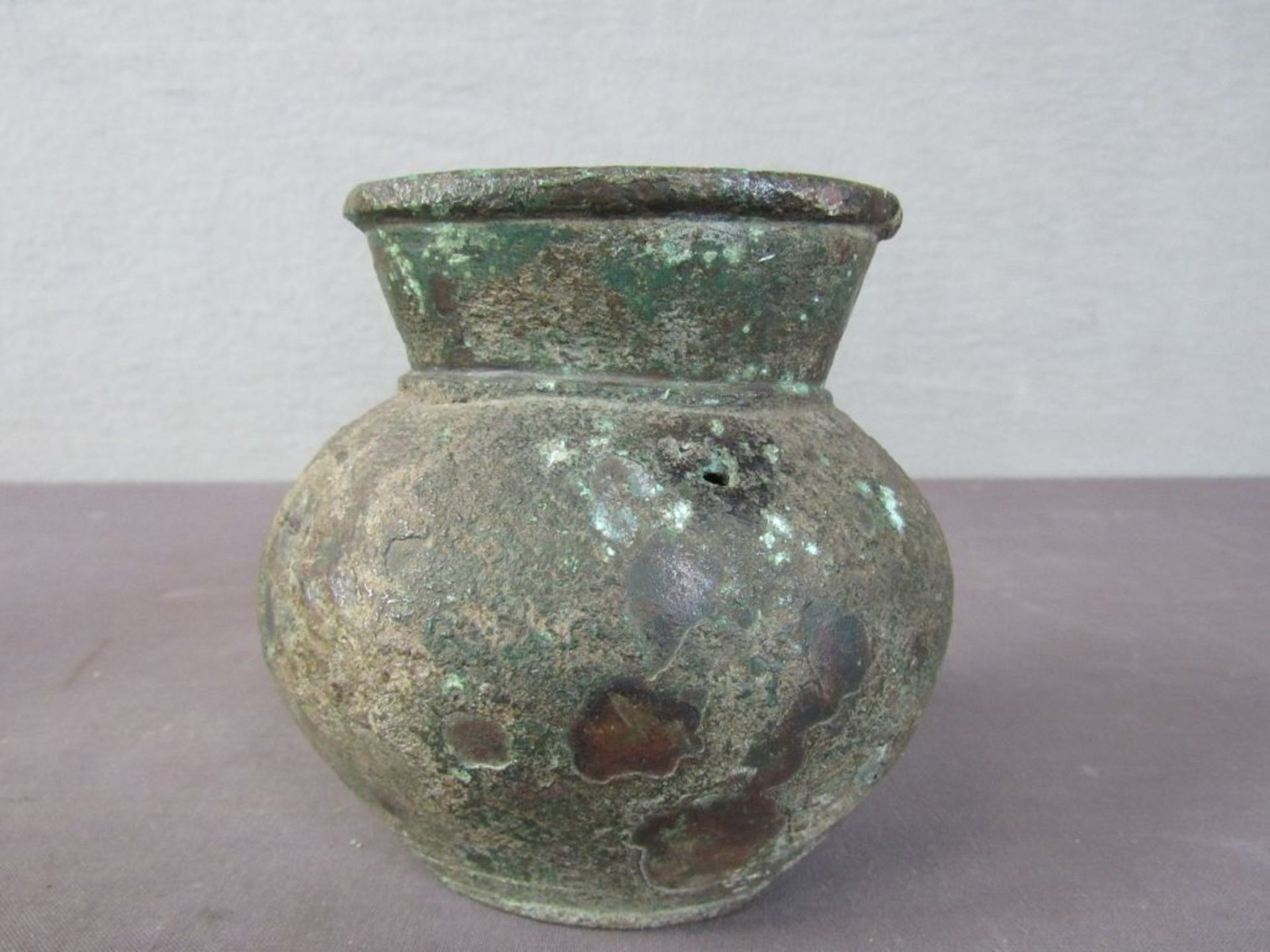 Archaische Bronzevase Bodenfund China