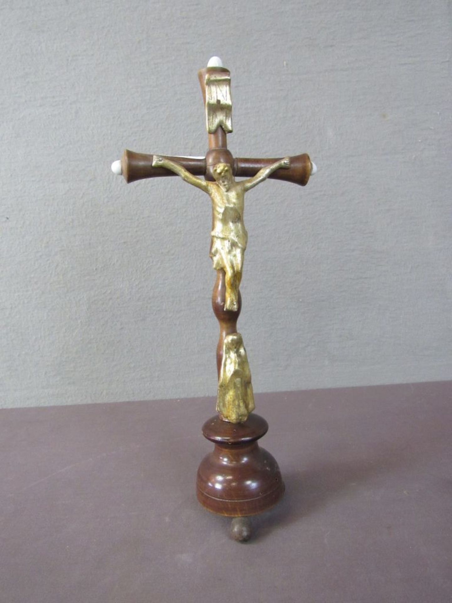 Antikes Kruzifix auf Sockel 36cm