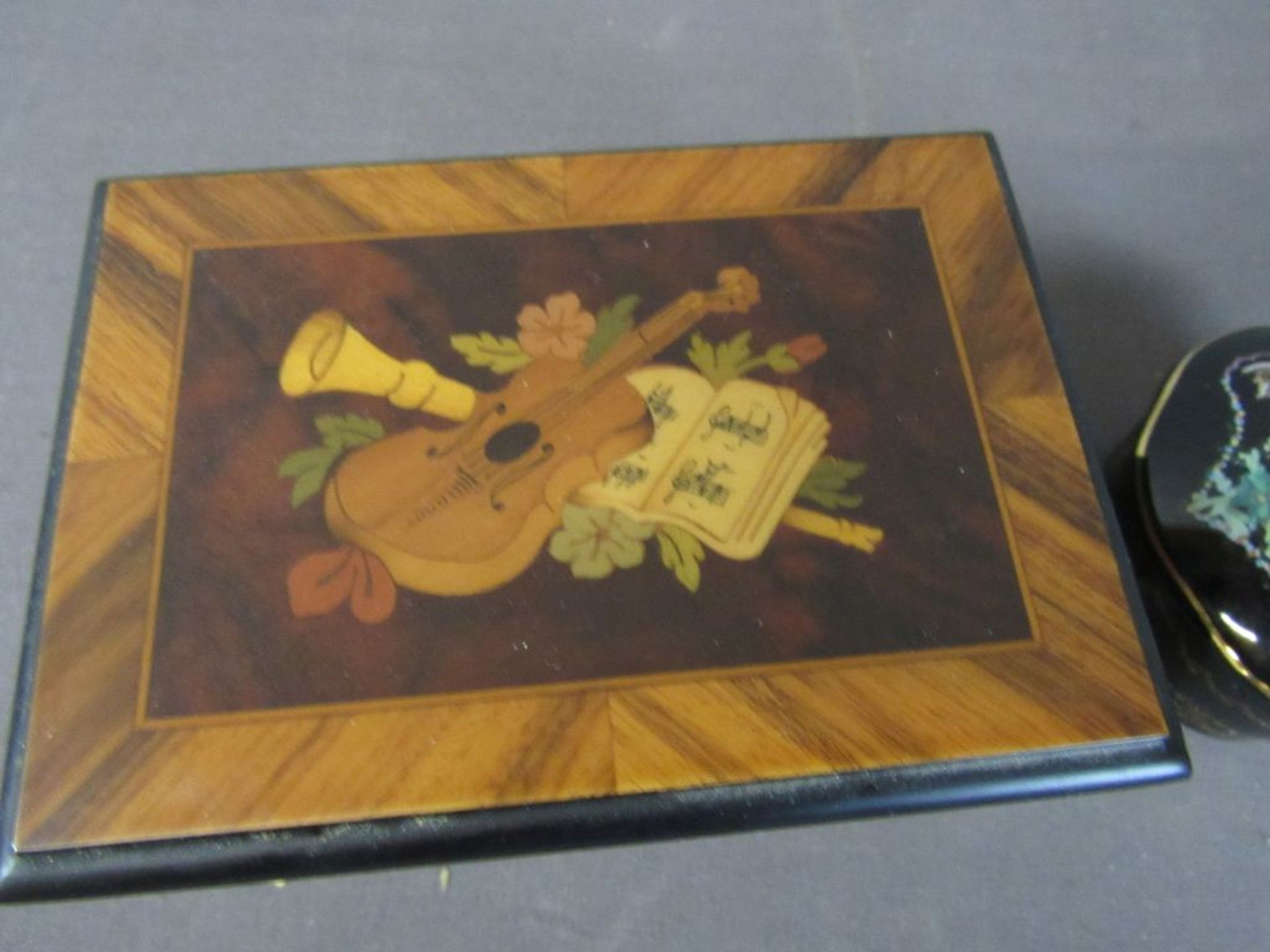 Holzdose mit Intarsien schweizer - Bild 2 aus 8