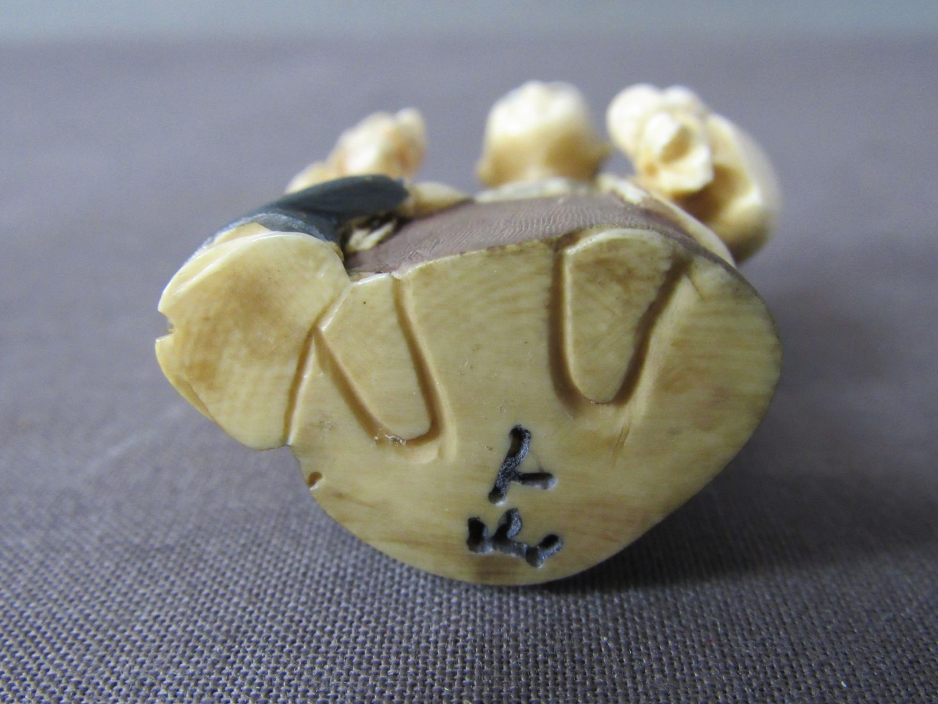 Signiertes Netsuke Mann mit Kind Japan - Bild 6 aus 6