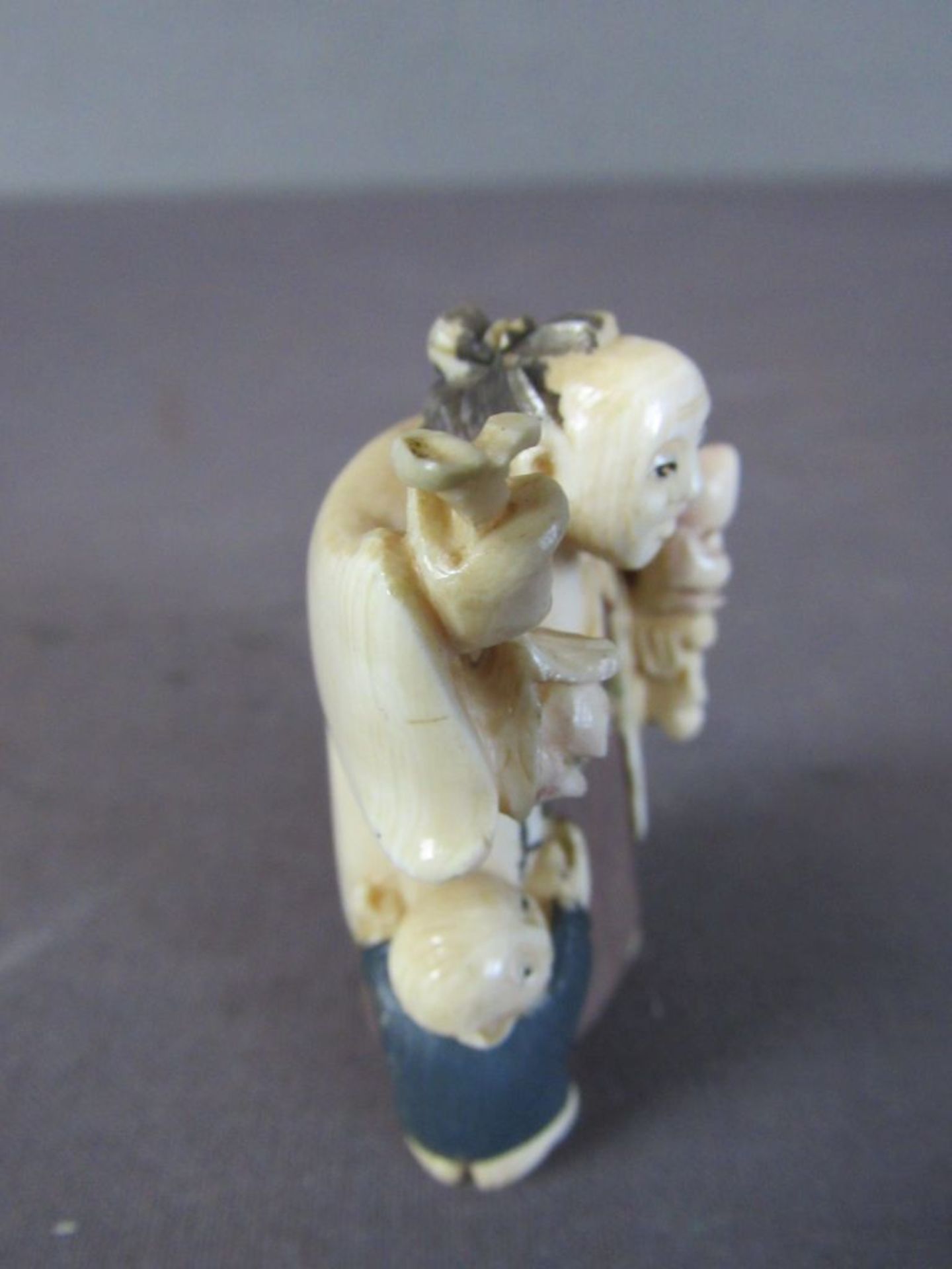 Signiertes Netsuke Mann mit Kind Japan - Bild 3 aus 6