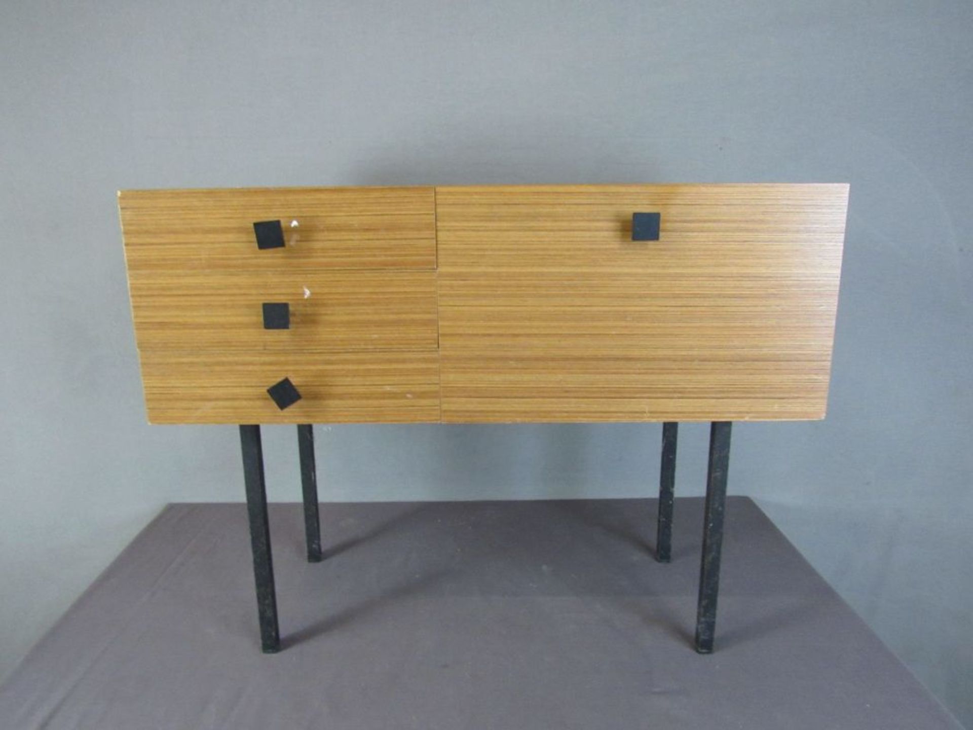 Kleines Sideboard 60er Jahre auf