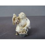 Signiertes Netsuke Frau mit Korb Japan