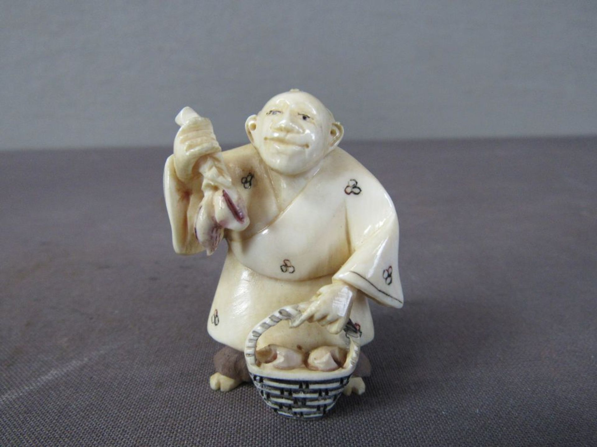 Signiertes Netsuke Frau mit Korb Japan