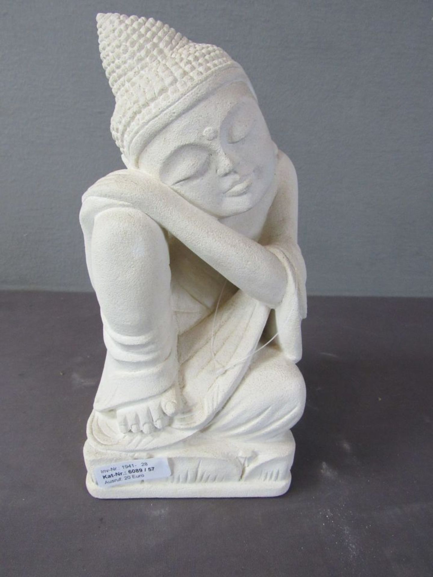 Buddha sitzend Sandstein Kopf rechts