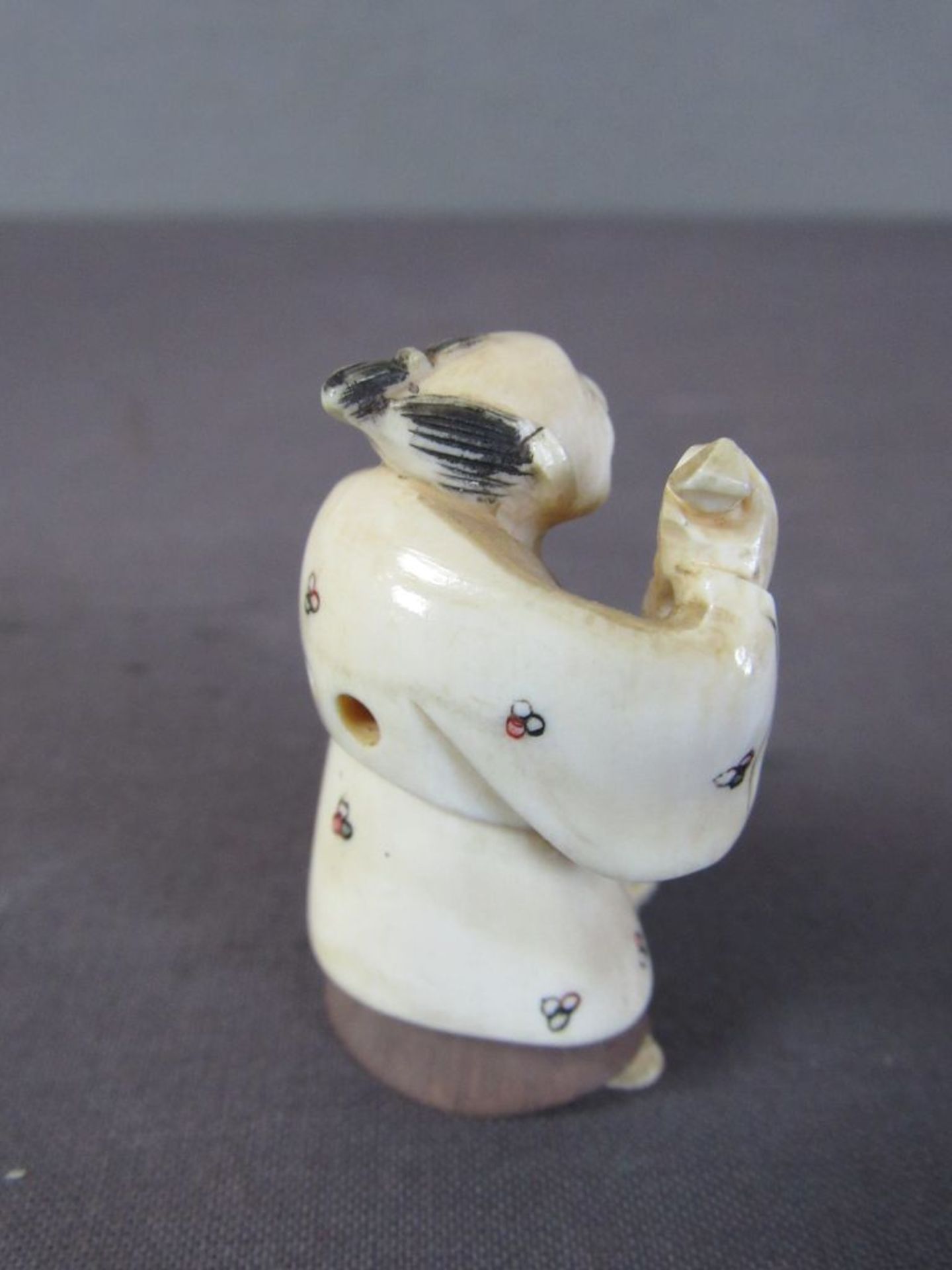 Signiertes Netsuke Frau mit Korb Japan - Bild 4 aus 6