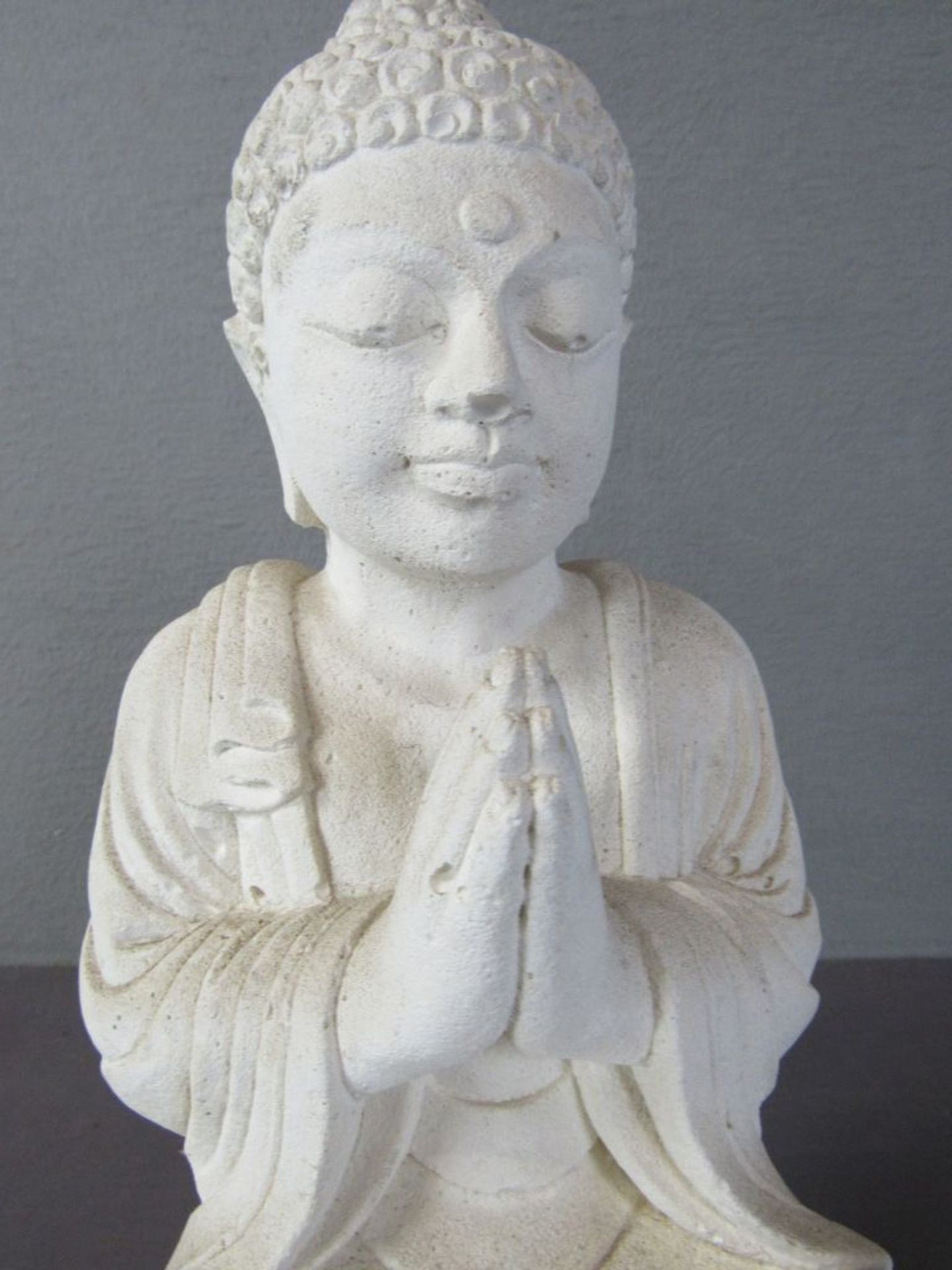 Buddha sitzend Sandstein fein - Bild 3 aus 5