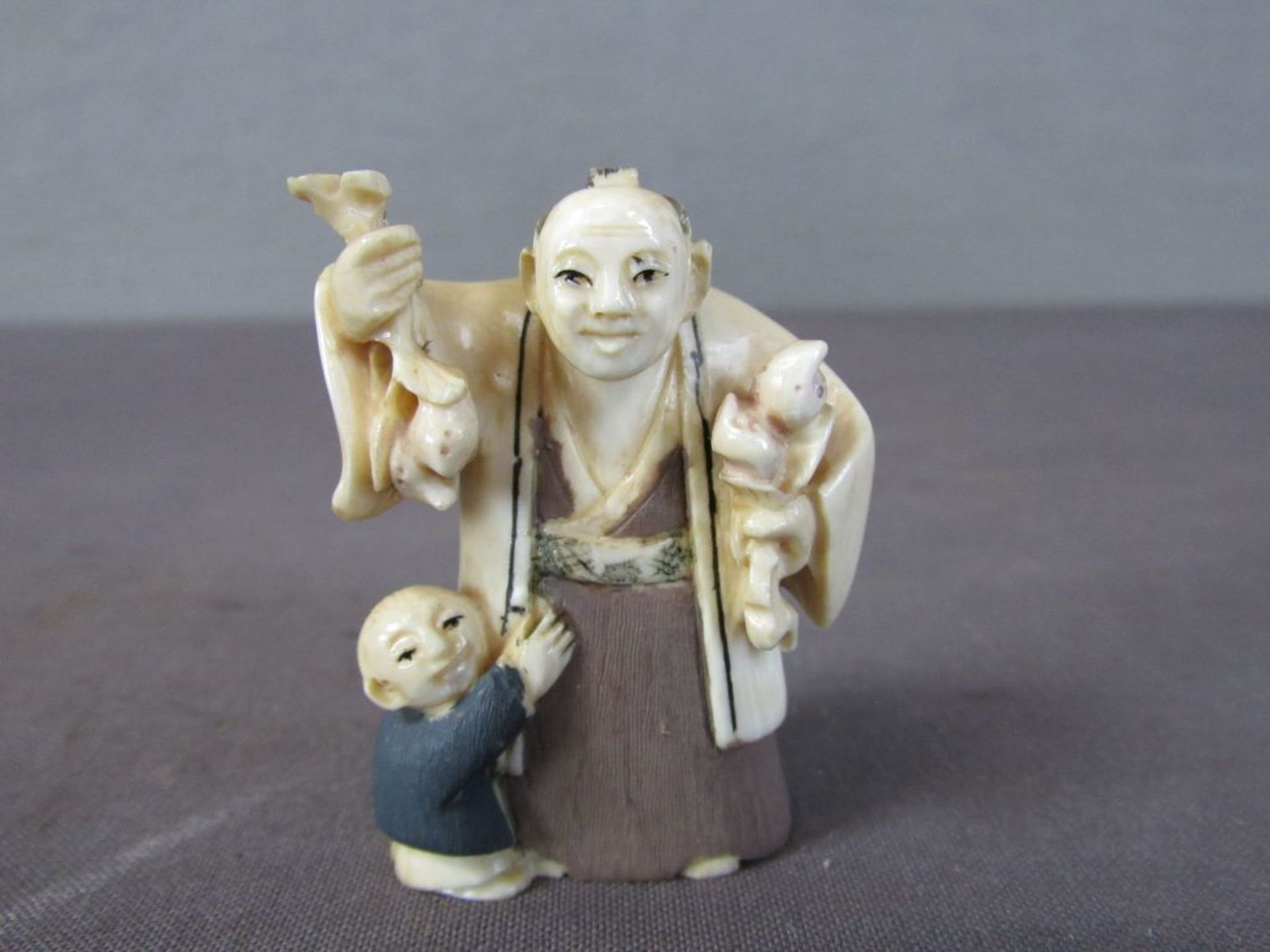 Signiertes Netsuke Mann mit Kind Japan