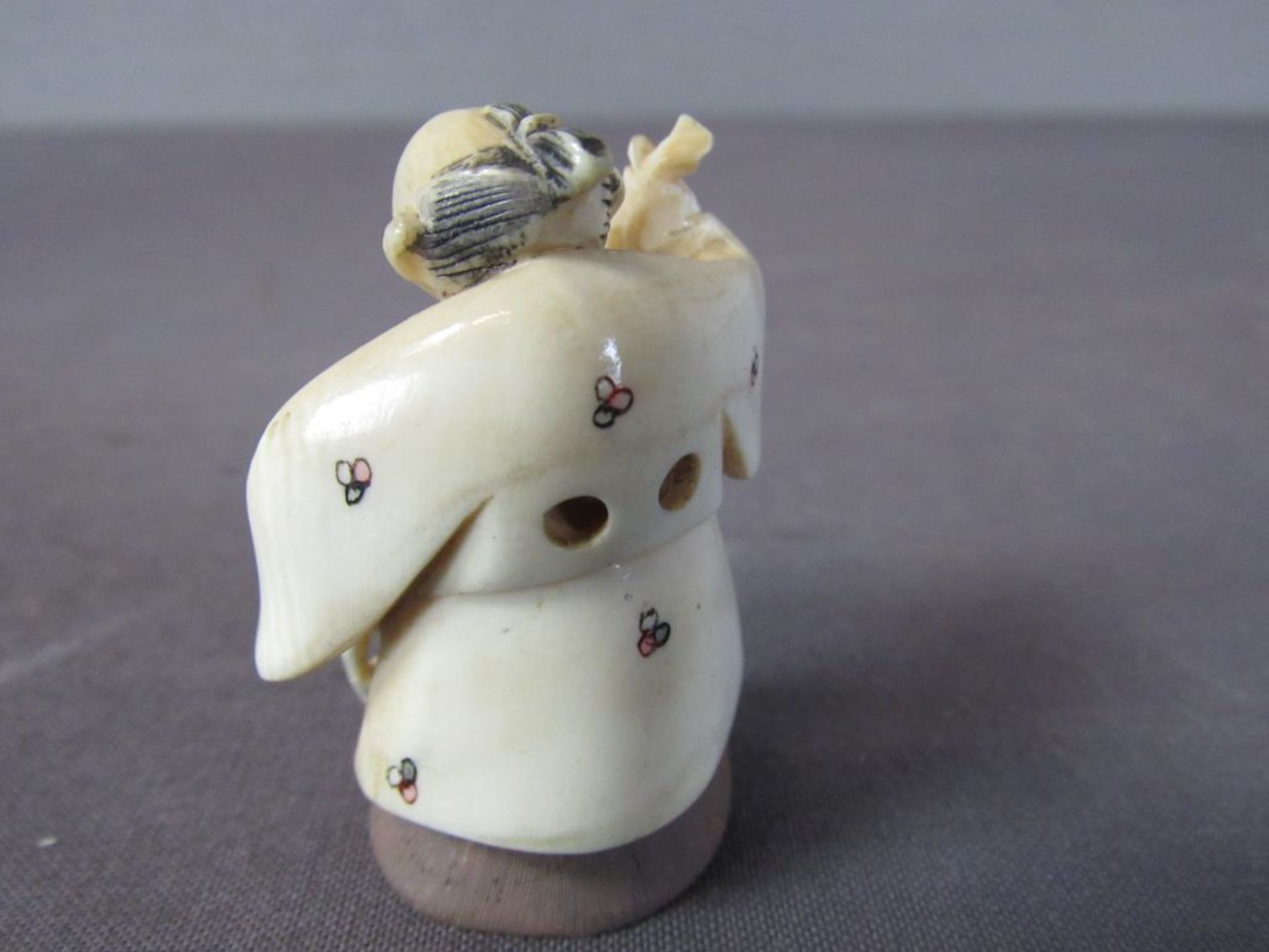 Signiertes Netsuke Frau mit Korb Japan - Bild 5 aus 6