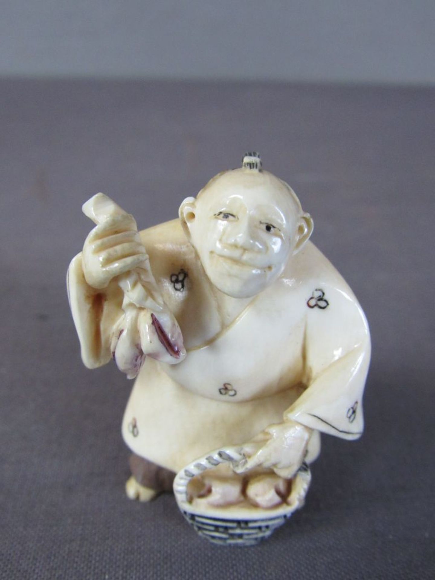 Signiertes Netsuke Frau mit Korb Japan - Bild 3 aus 6