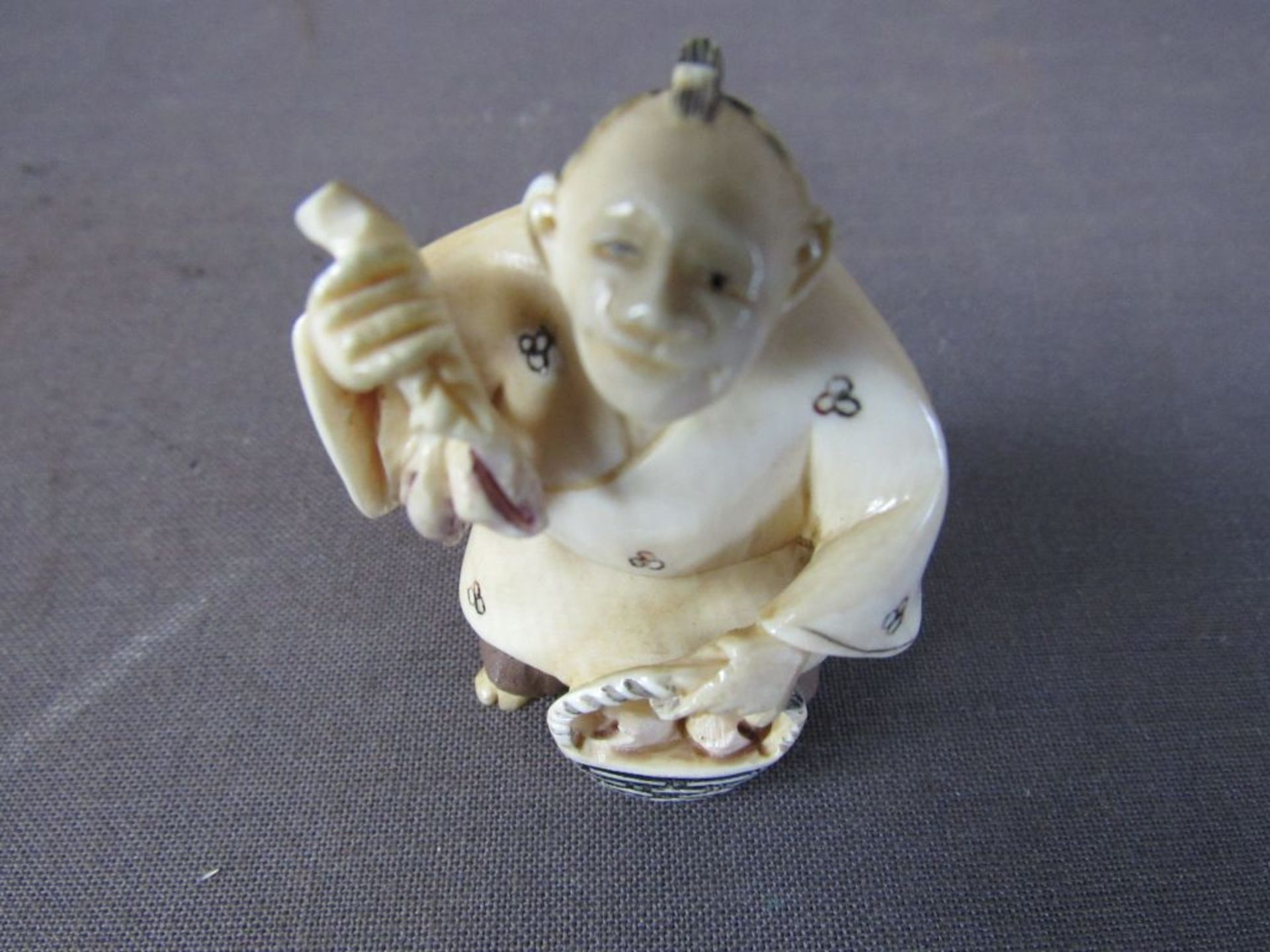 Signiertes Netsuke Frau mit Korb Japan - Bild 2 aus 6