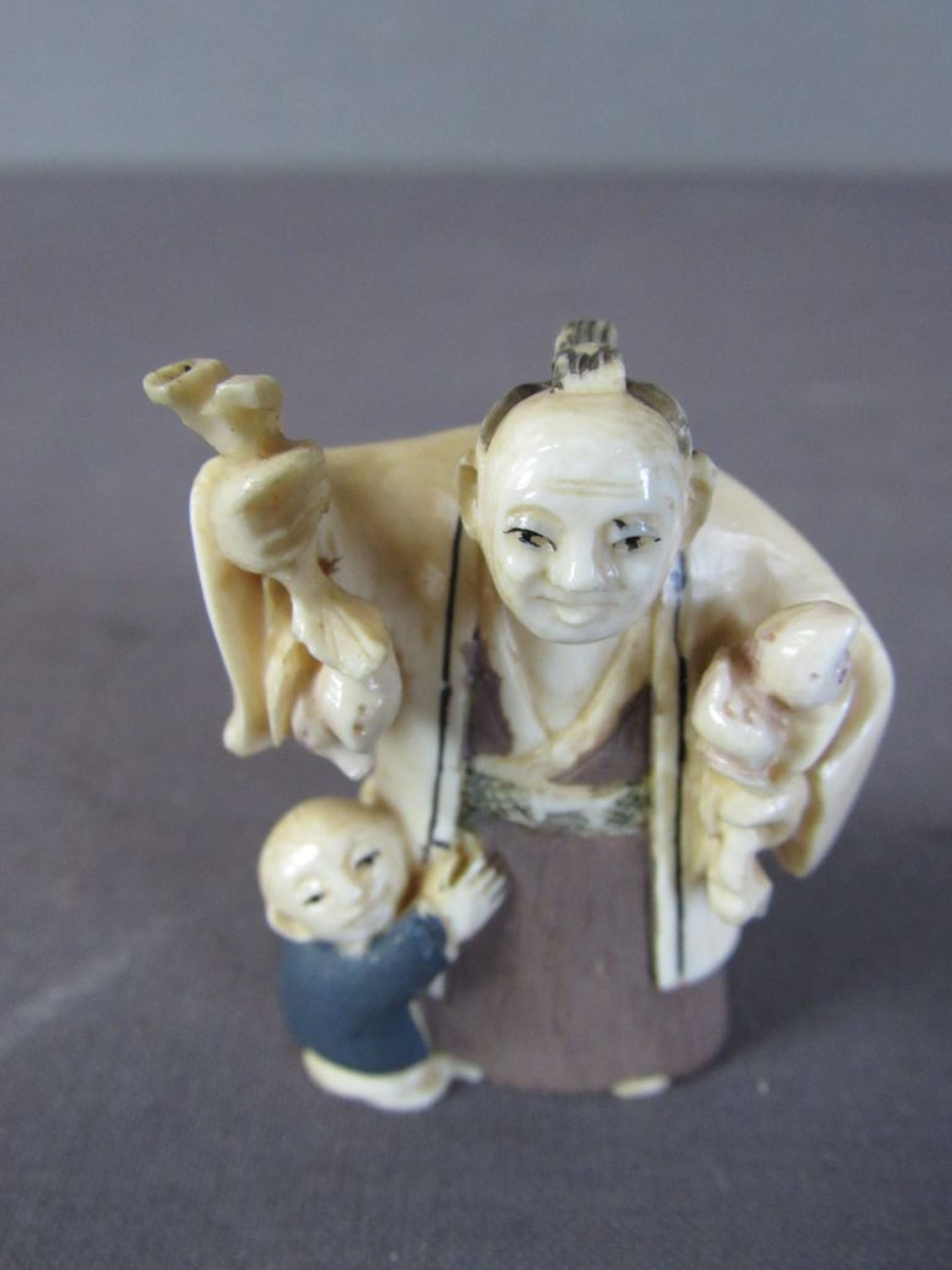 Signiertes Netsuke Mann mit Kind Japan - Bild 2 aus 6