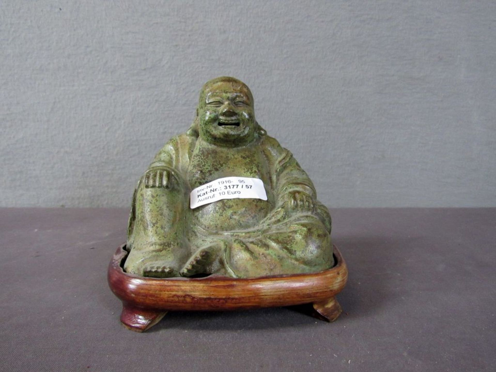 Bronzebuddha auf Holzsockel 14,5cm