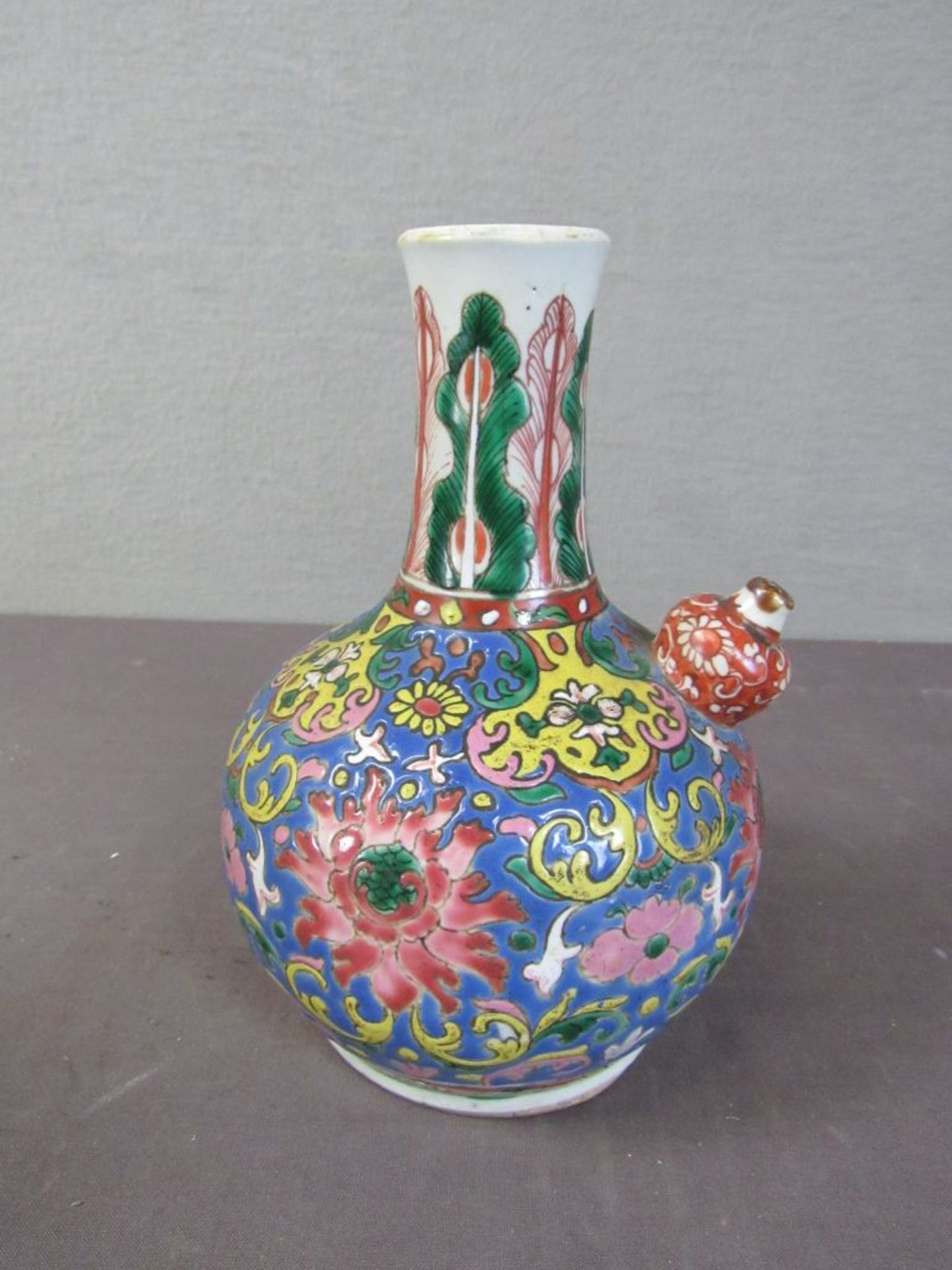 Antike chinesische Vase in Kendi-Form