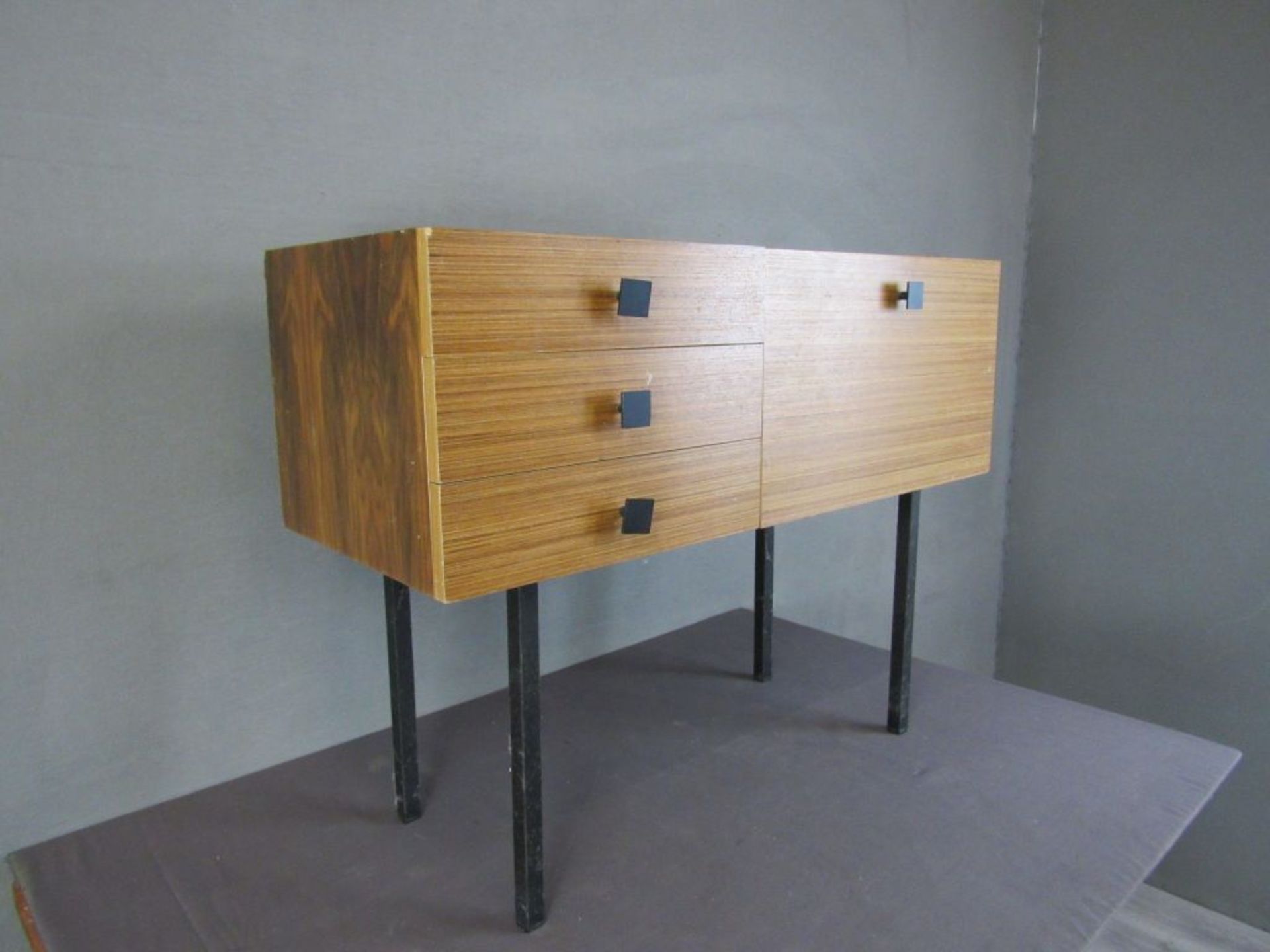 Kleines Sideboard 60er Jahre auf - Bild 5 aus 7