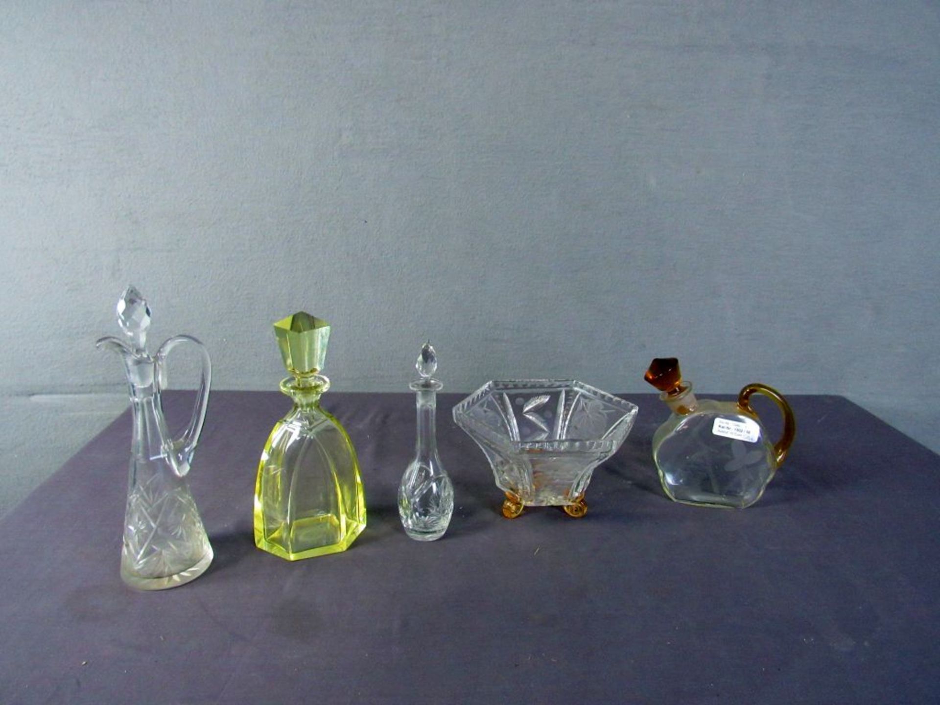Vier Glaskaraffen von 17-28cm Beigabe