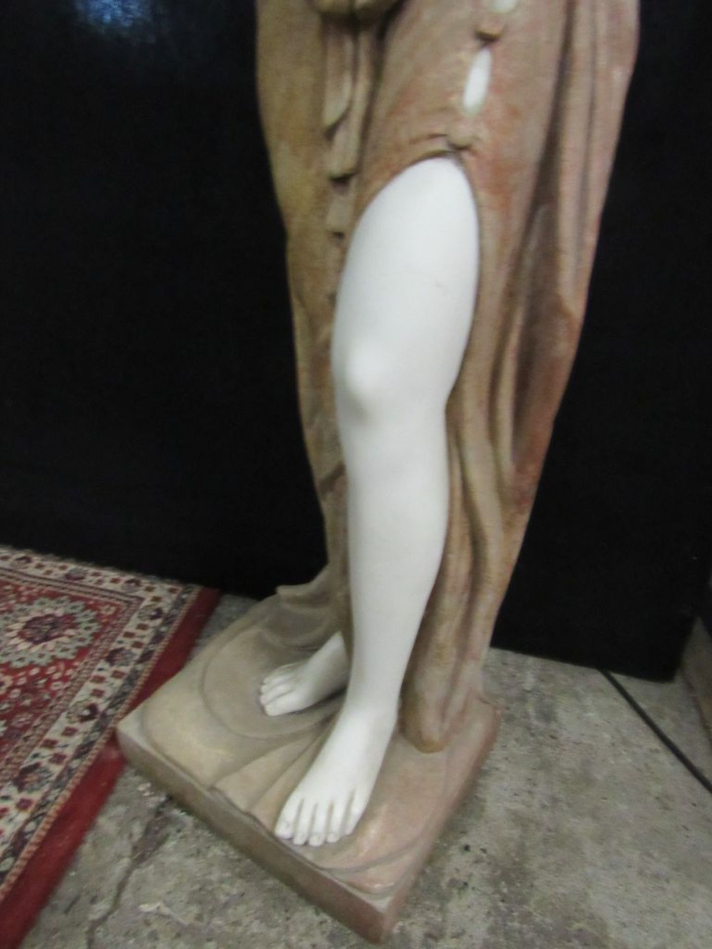 Statue Dame im Gewand Wein ausgießend - Image 4 of 11