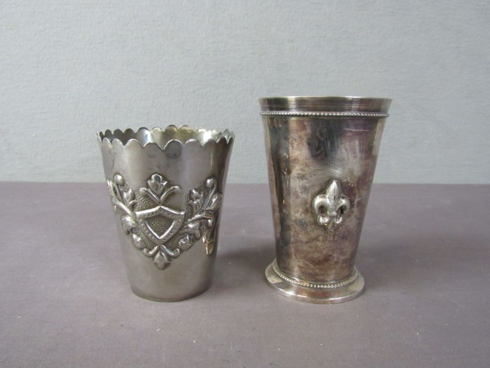 Zwei versilberte Becher 11,5cm und