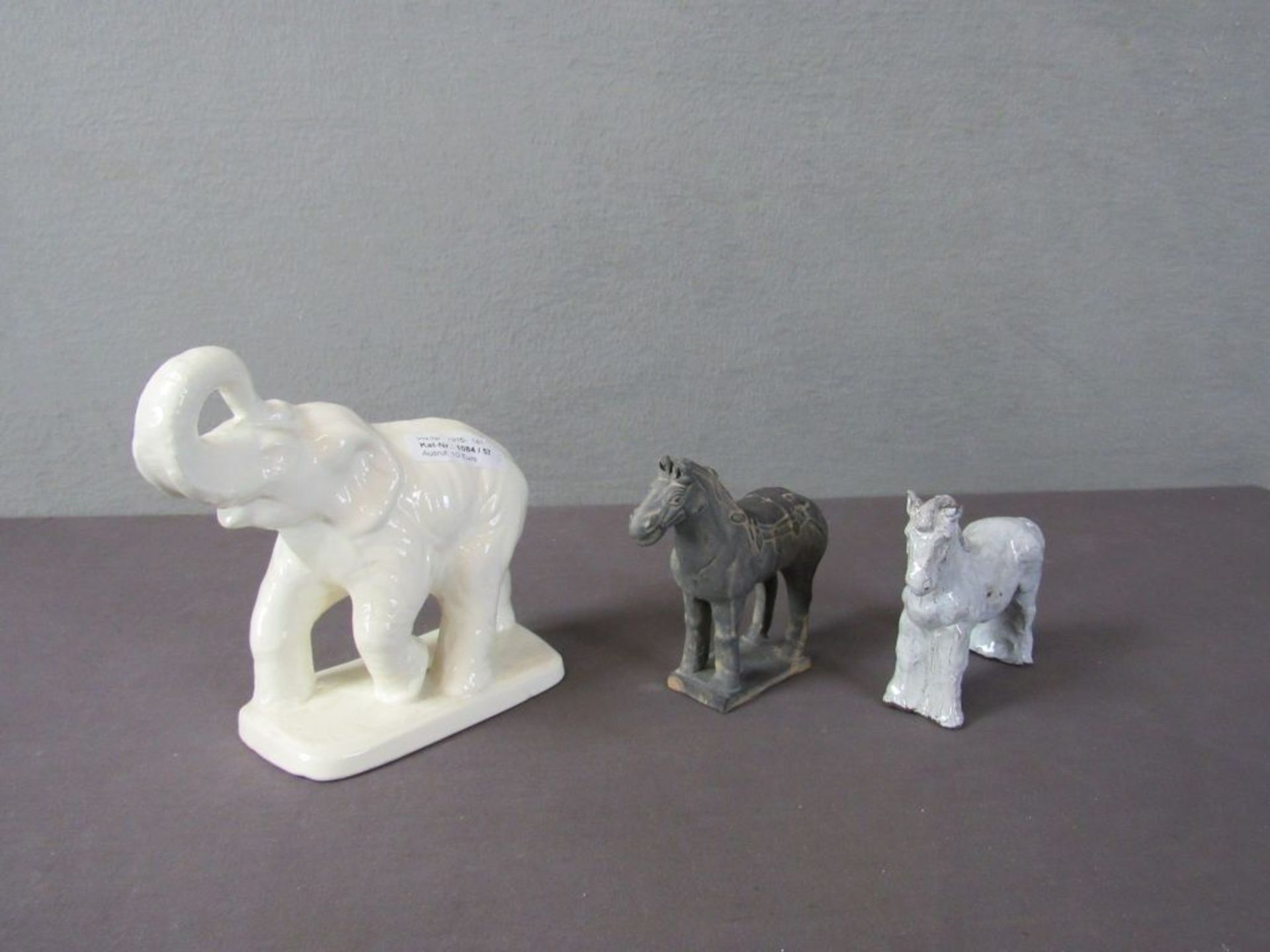 Drei Figuren Keramik Pferde und